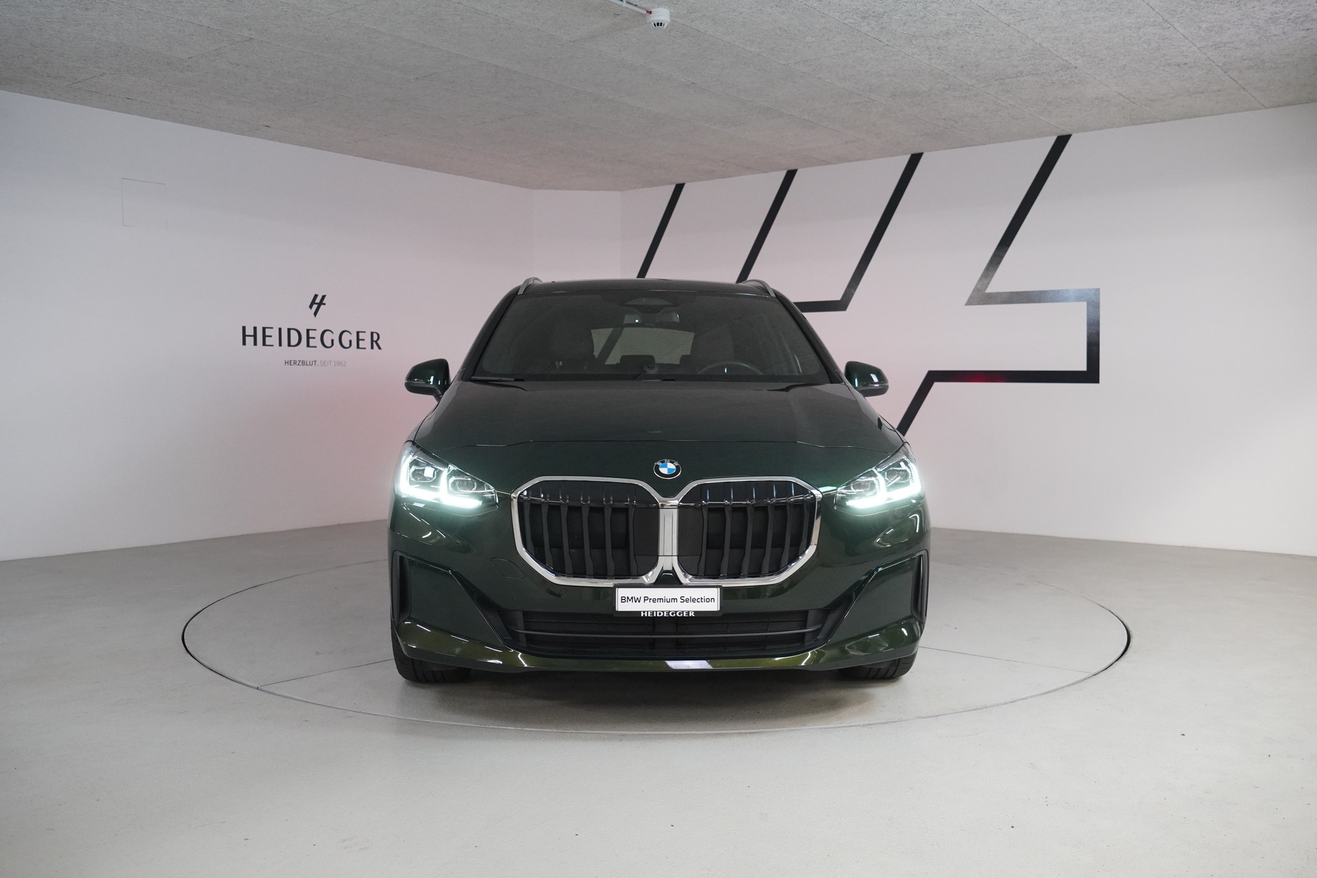 BMW 223i Active Tourer xDrive DKG-showroom-element-1