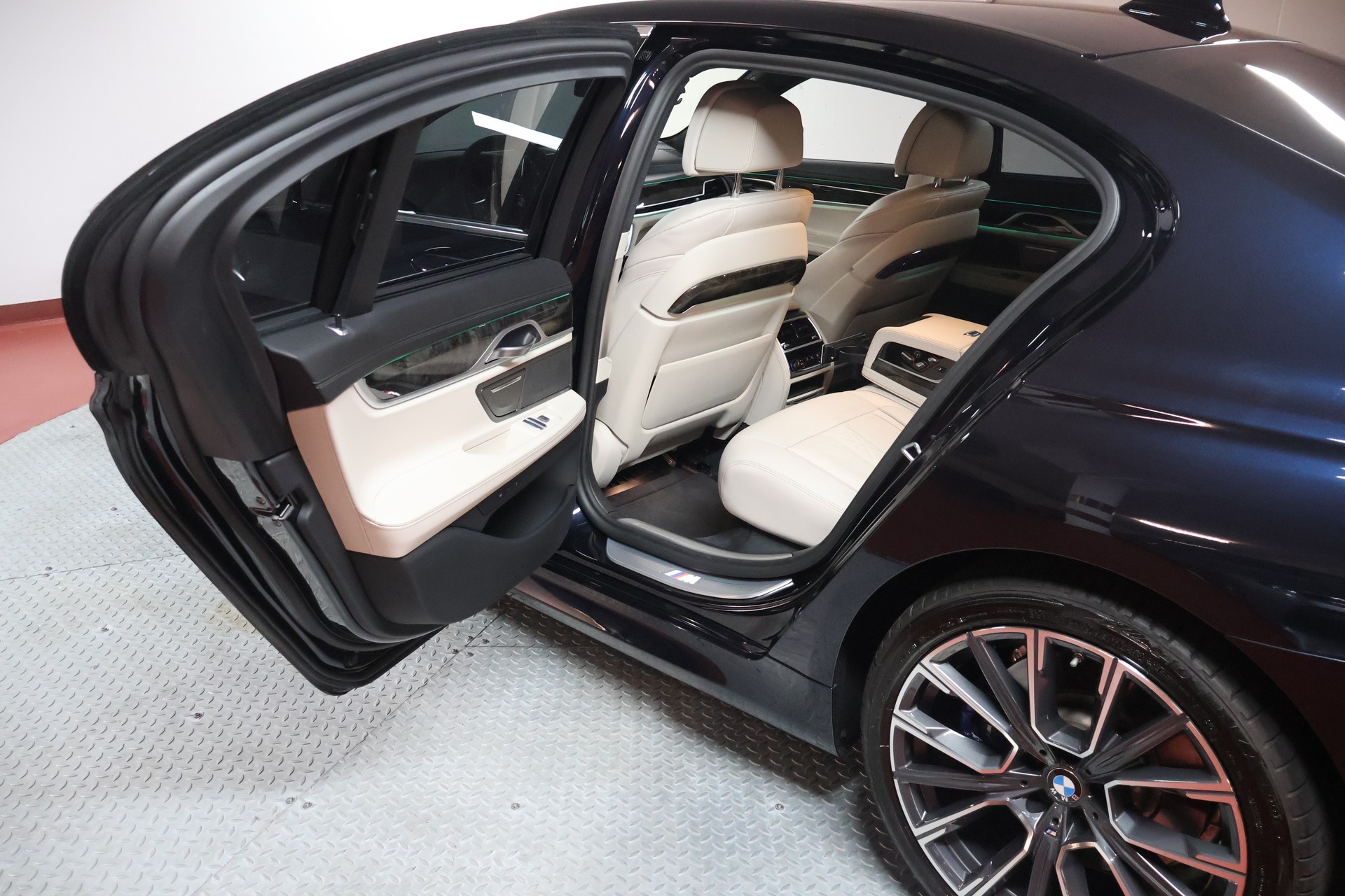 BMW 750i xDrive Steptronic M Sportpaket-image-17