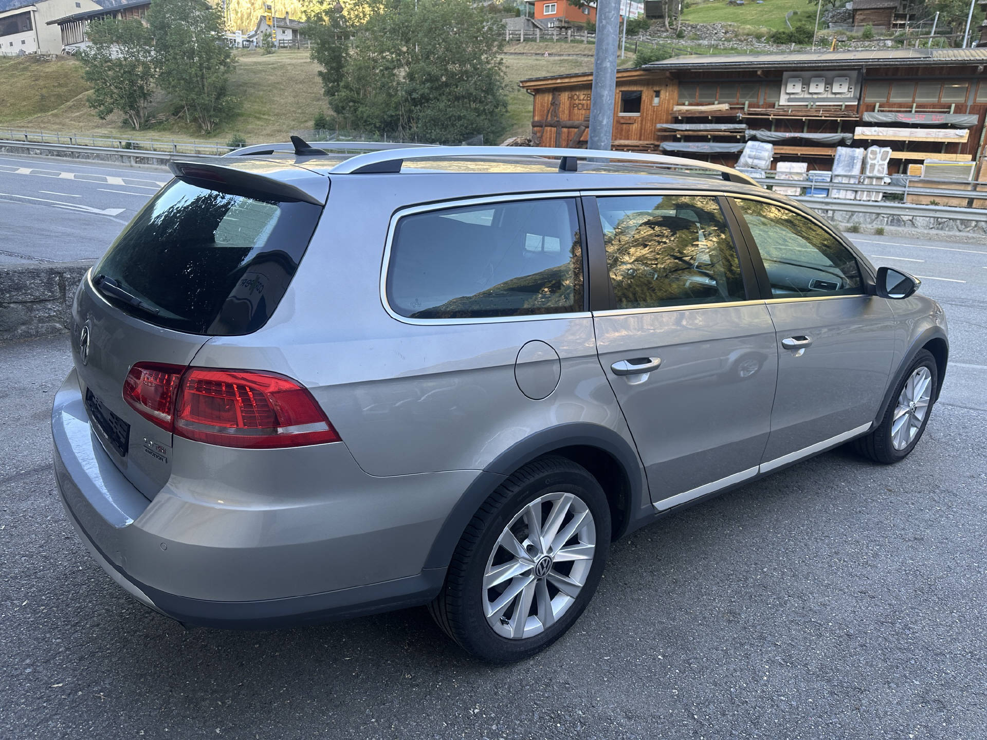 VW Passat Alltrack 2.0 TSI DSG 4motion-image-4