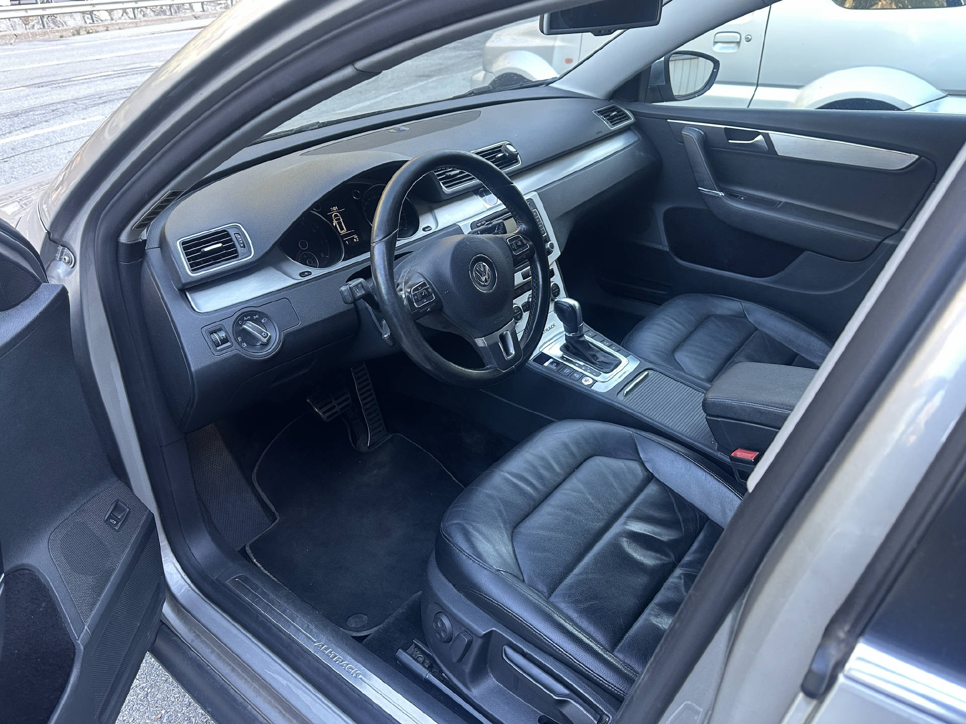 VW Passat Alltrack 2.0 TSI DSG 4motion-image-7