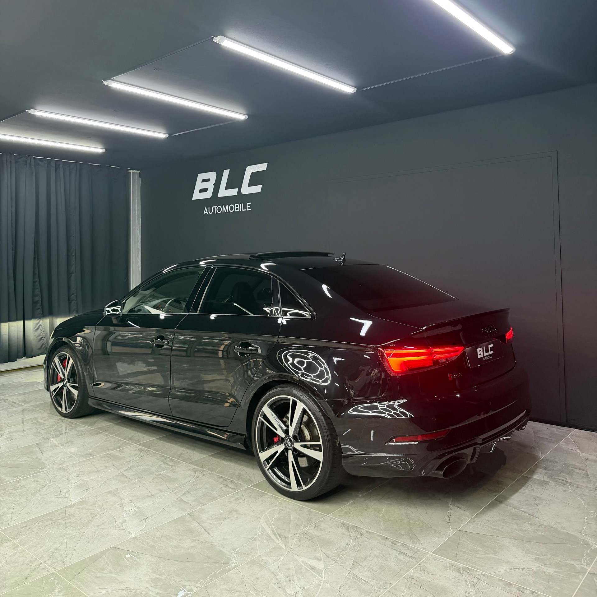 AUDI RS3 Limousine 2.5 TSI quattro S-tronic-image-4
