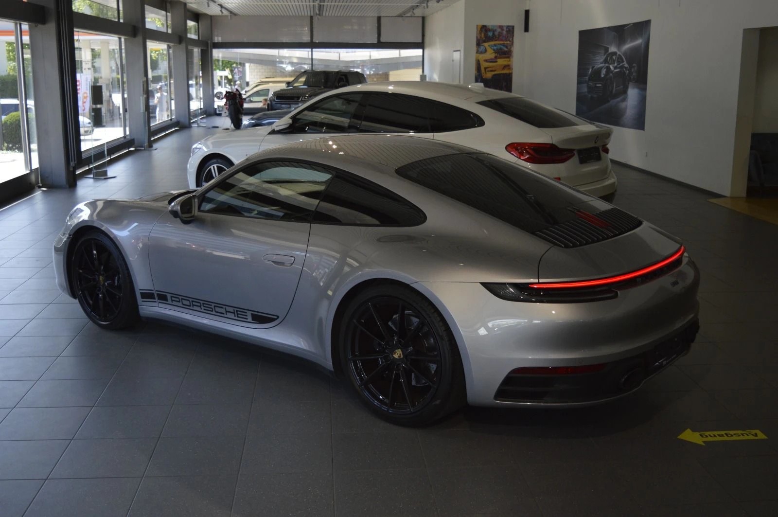 PORSCHE 911 Carrera 4S-image-2