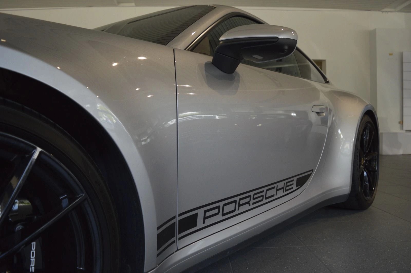 PORSCHE 911 Carrera 4S-image-6