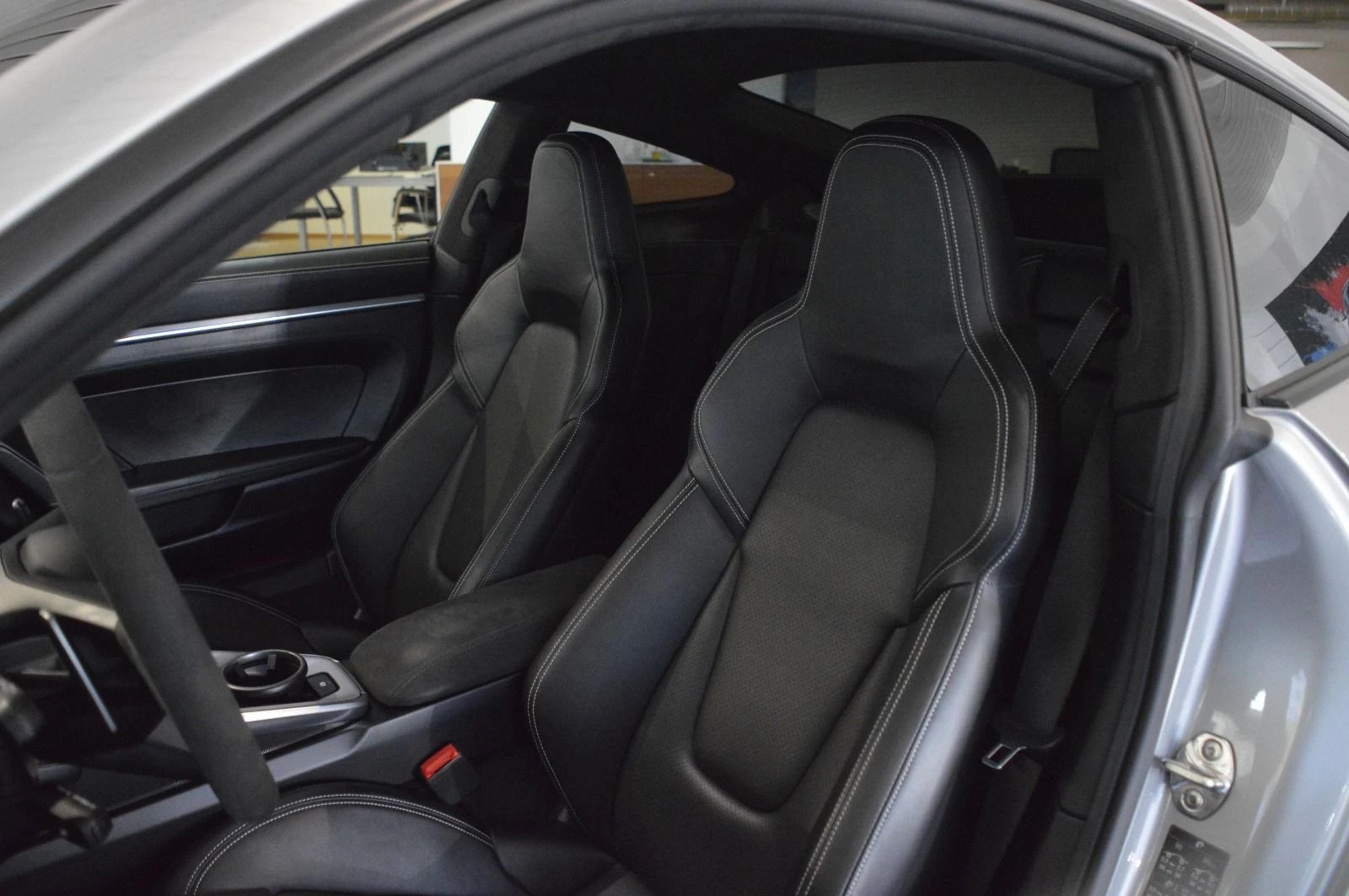 PORSCHE 911 Carrera 4S-image-9