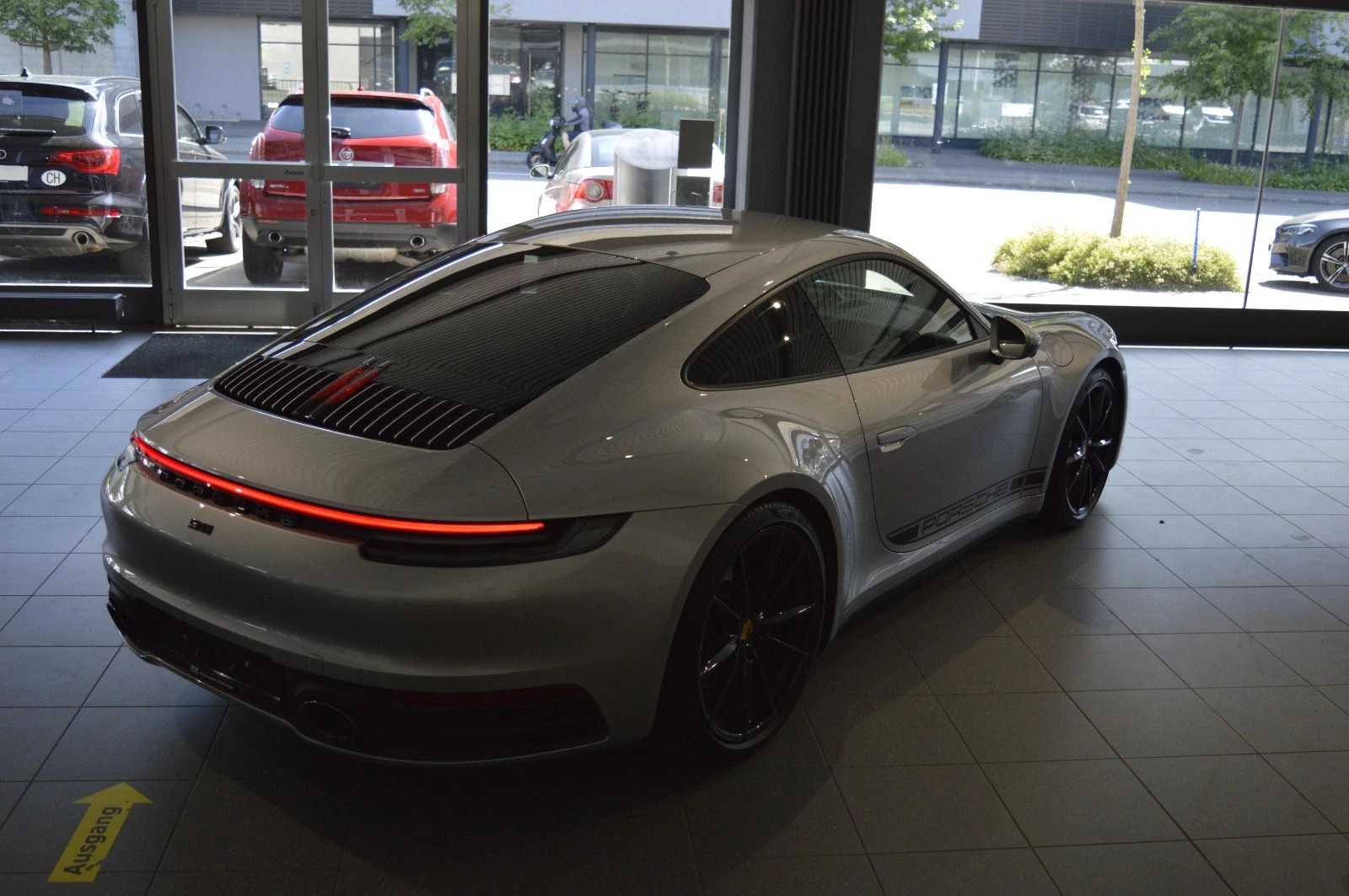 PORSCHE 911 Carrera 4S-image-11