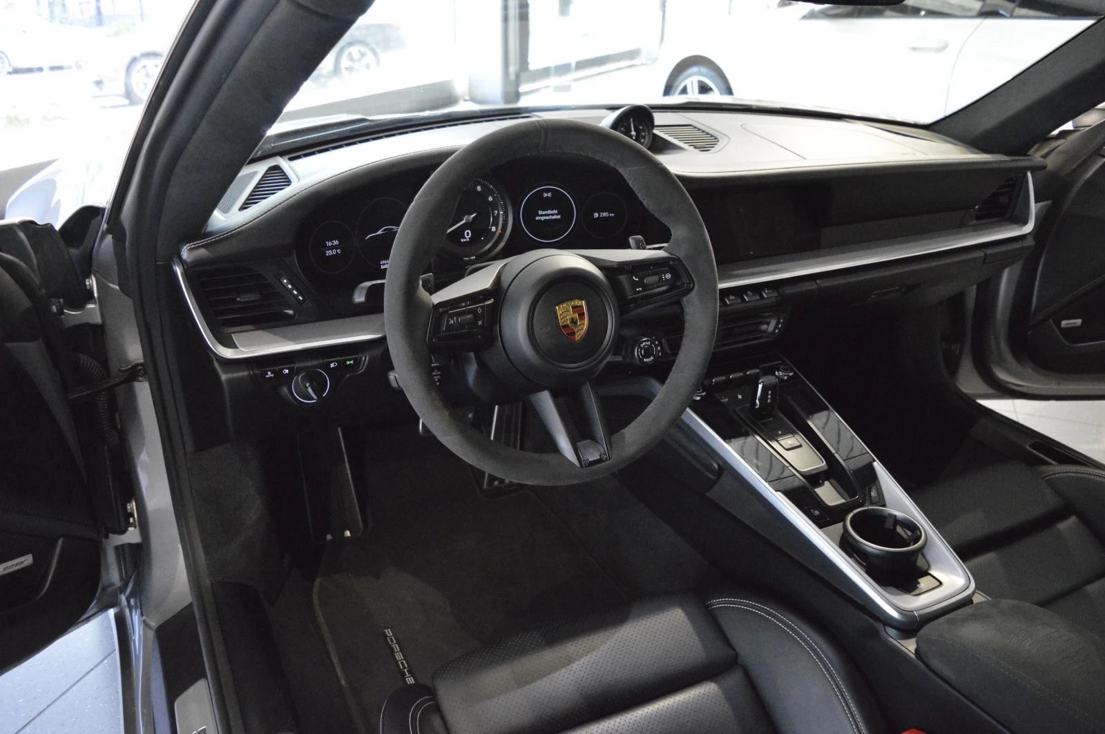 PORSCHE 911 Carrera 4S-image-4
