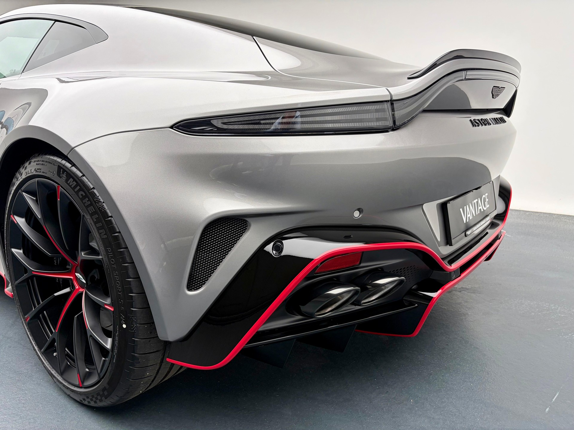 ASTON MARTIN V8 Vantage Coupé 4.0 S V8 Bi-Turbo by "Q"-image-28