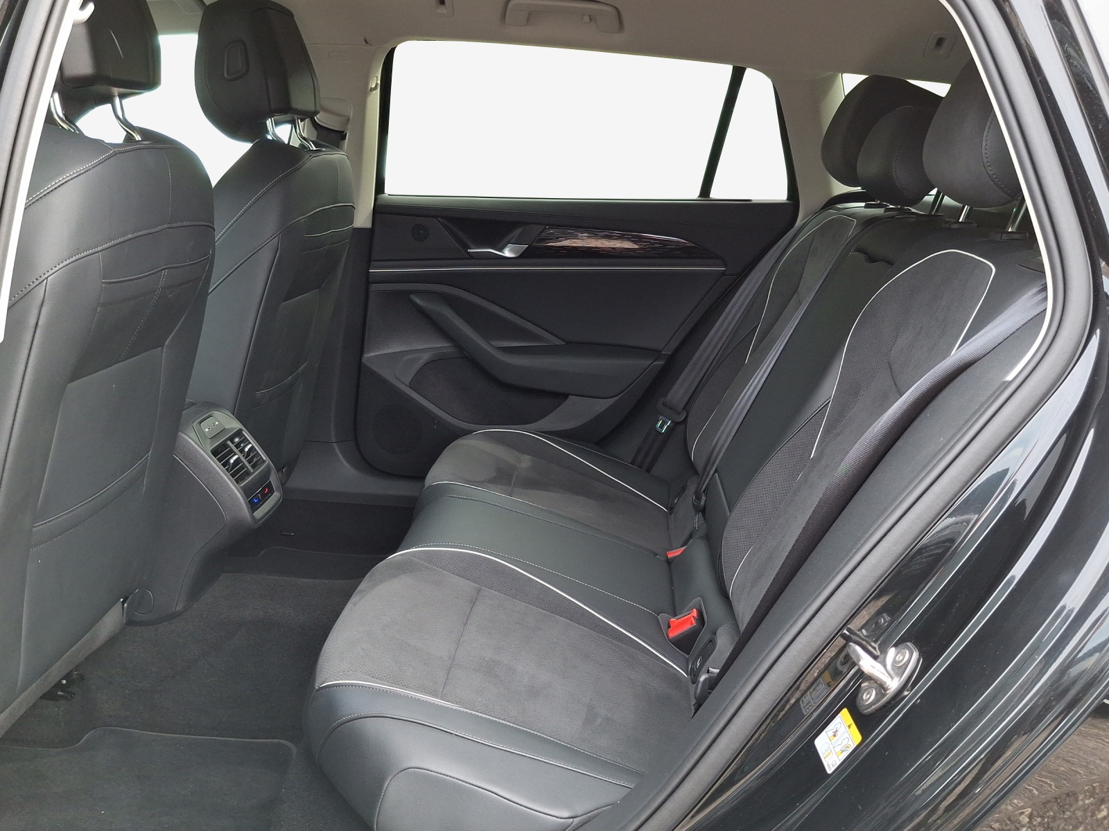 VW Passat Variant 2.0 TDI evo Business 4 Motion DSG-image-11