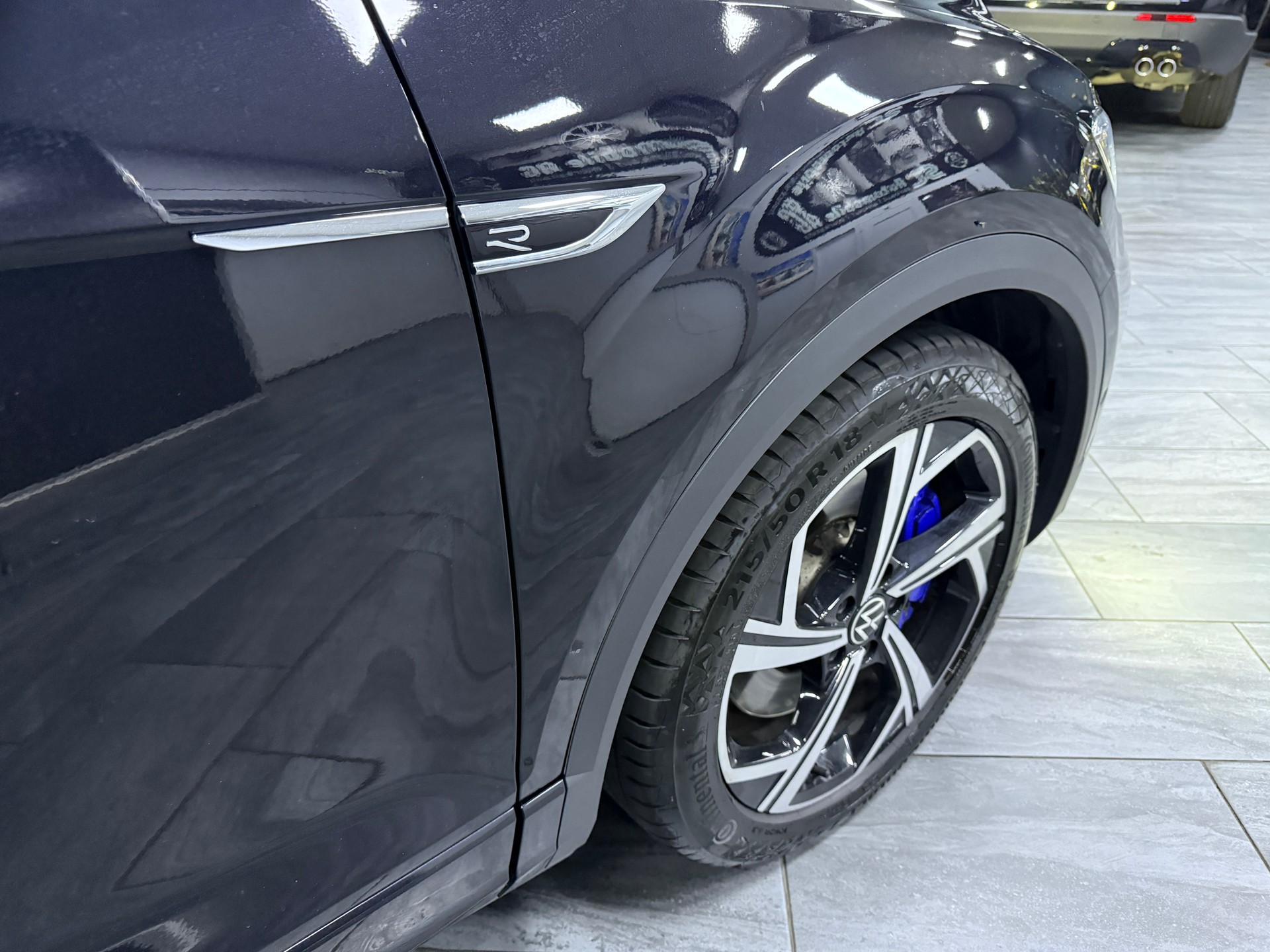 VW T-Roc 2.0 TSI R DSG 4Motion / CH Fz 1 Hand / Vollausstattung / Panorama-image-3