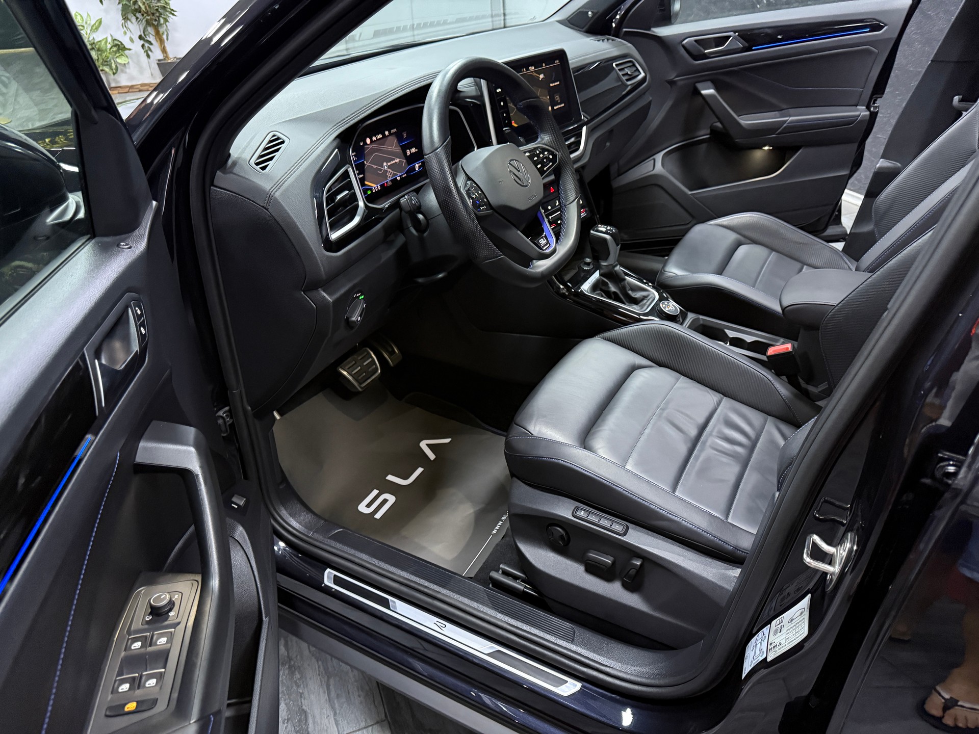 VW T-Roc 2.0 TSI R DSG 4Motion / CH Fz 1 Hand / Vollausstattung / Panorama-image-10