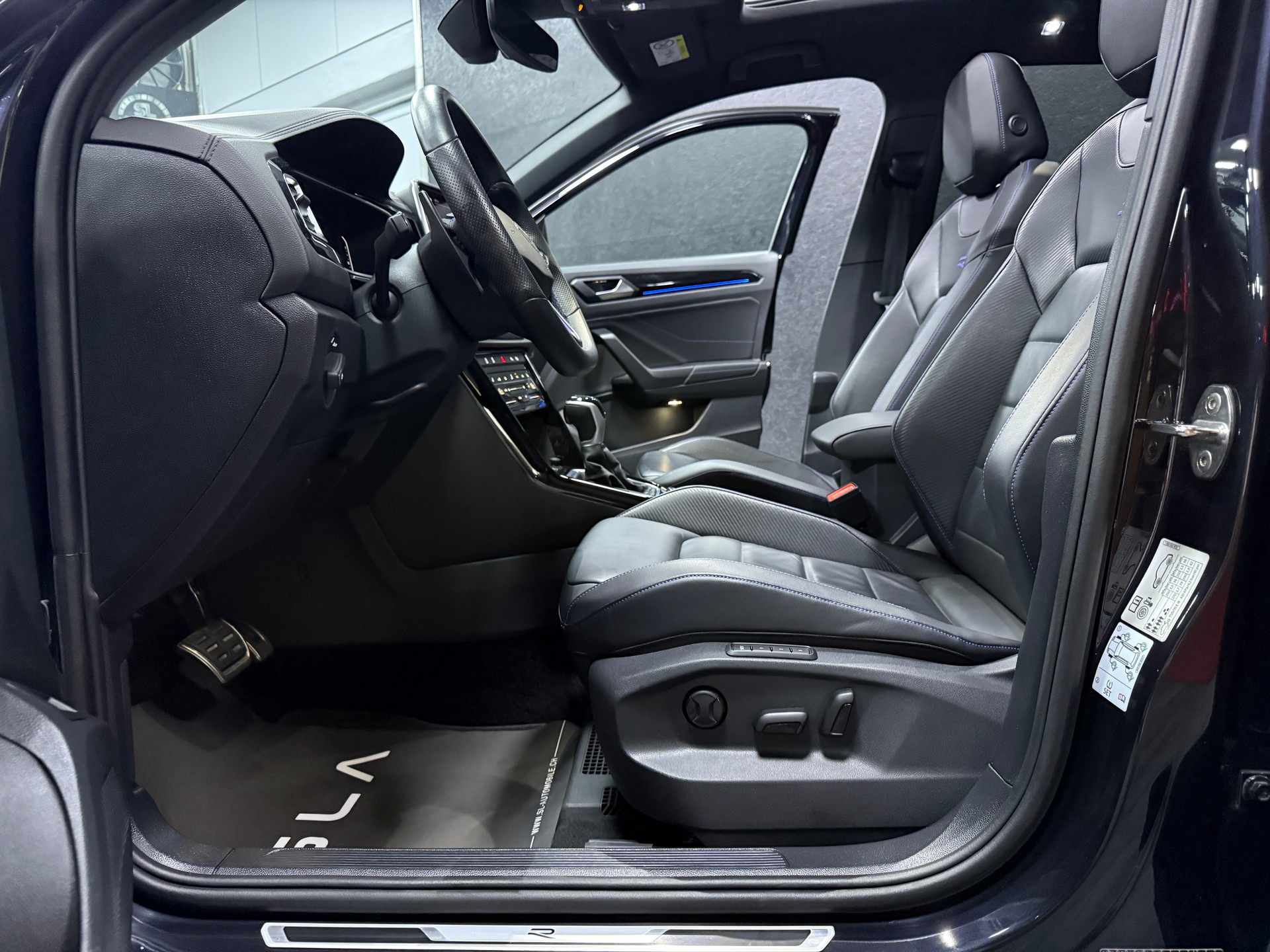 VW T-Roc 2.0 TSI R DSG 4Motion / CH Fz 1 Hand / Vollausstattung / Panorama-image-11