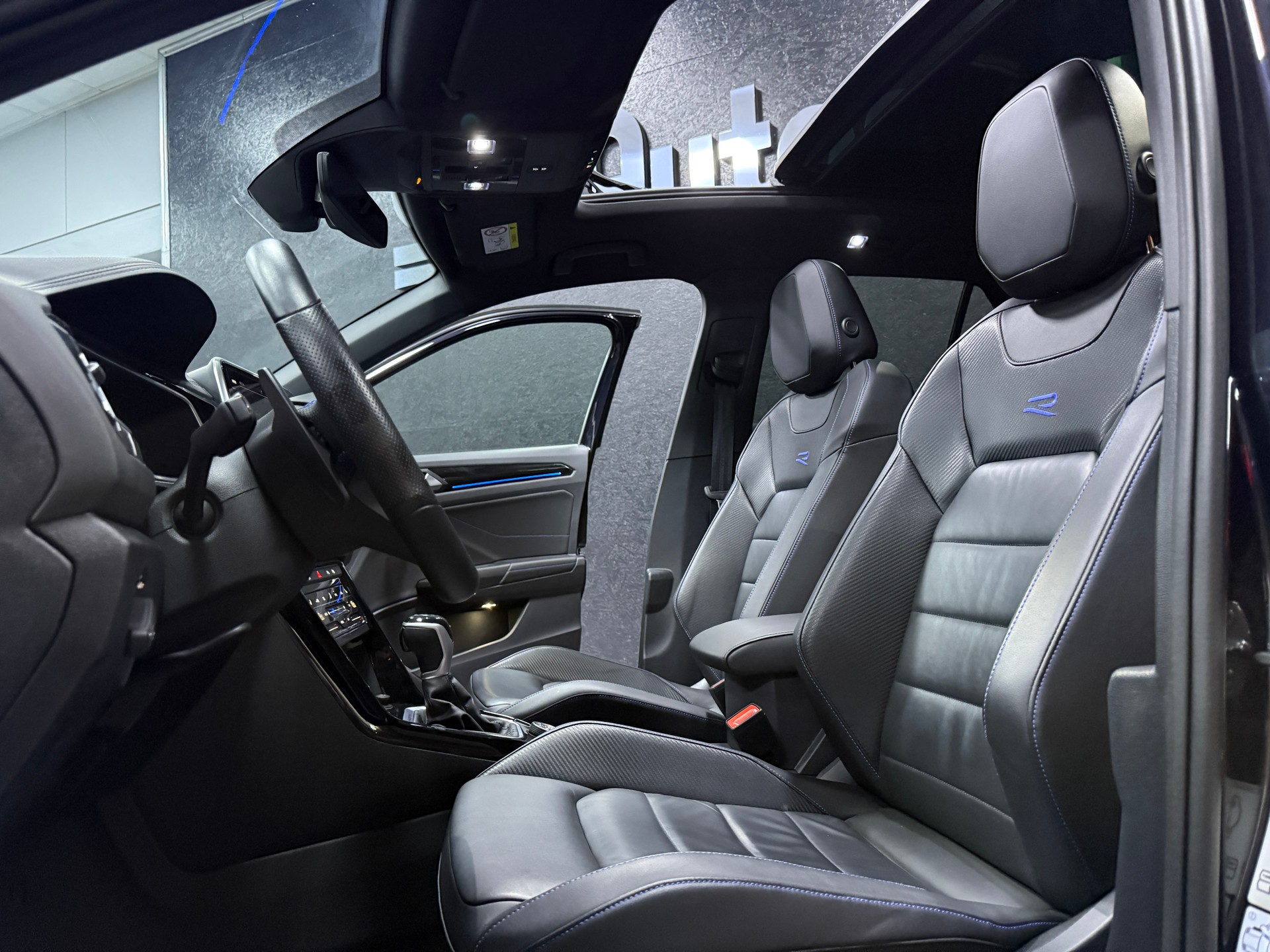 VW T-Roc 2.0 TSI R DSG 4Motion / CH Fz 1 Hand / Vollausstattung / Panorama-image-12