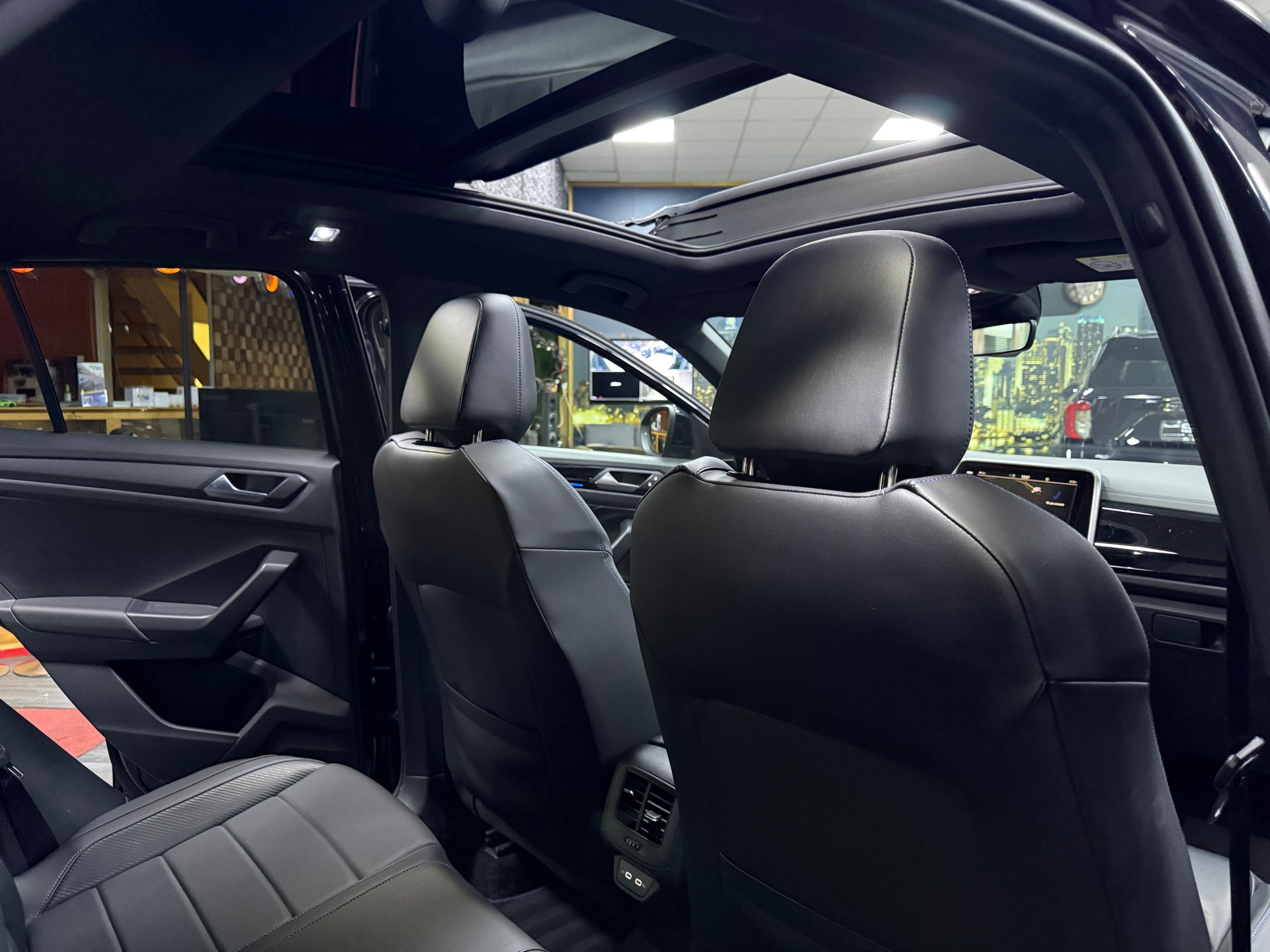 VW T-Roc 2.0 TSI R DSG 4Motion / CH Fz 1 Hand / Vollausstattung / Panorama-image-22
