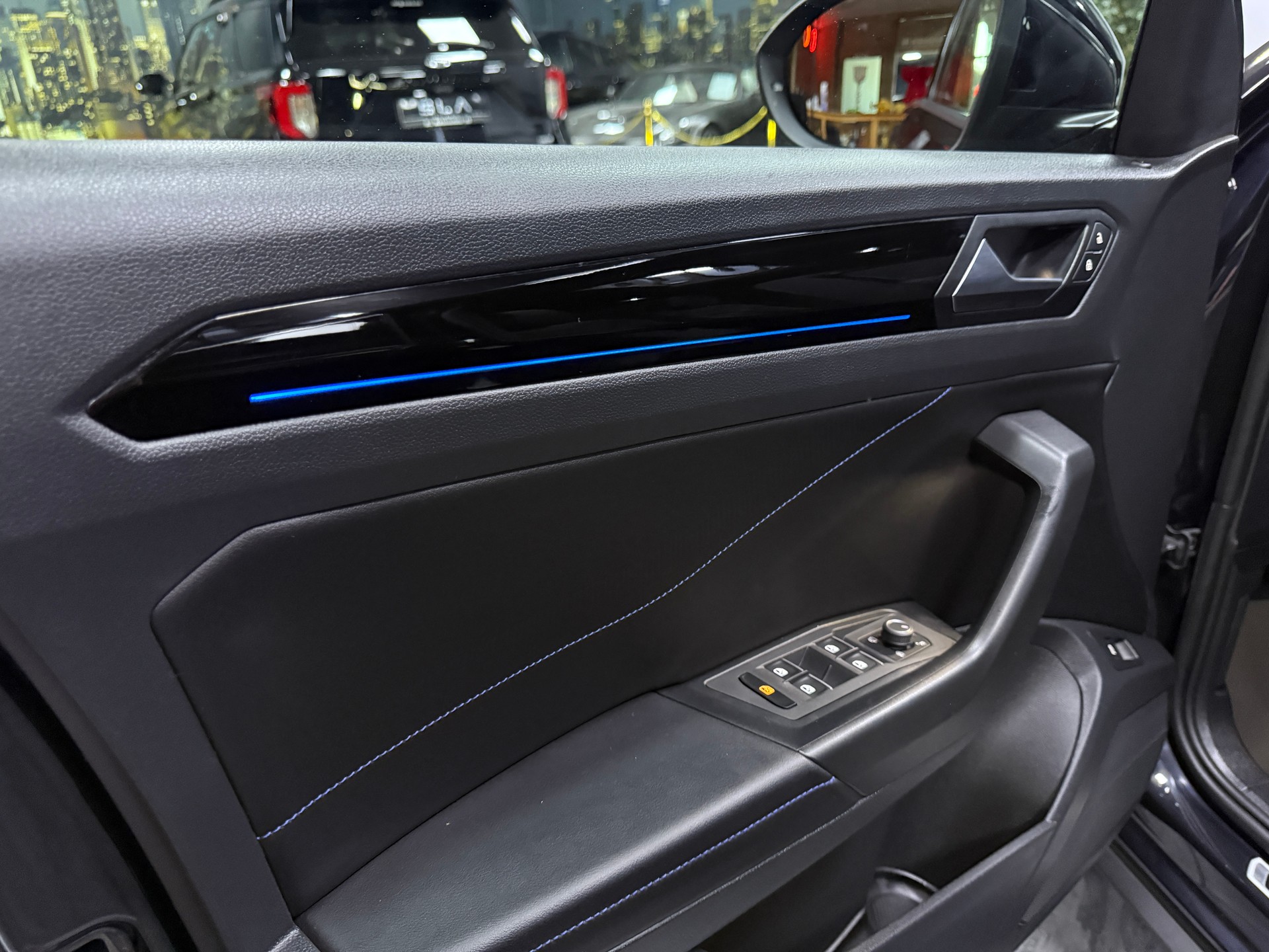 VW T-Roc 2.0 TSI R DSG 4Motion / CH Fz 1 Hand / Vollausstattung / Panorama-image-13