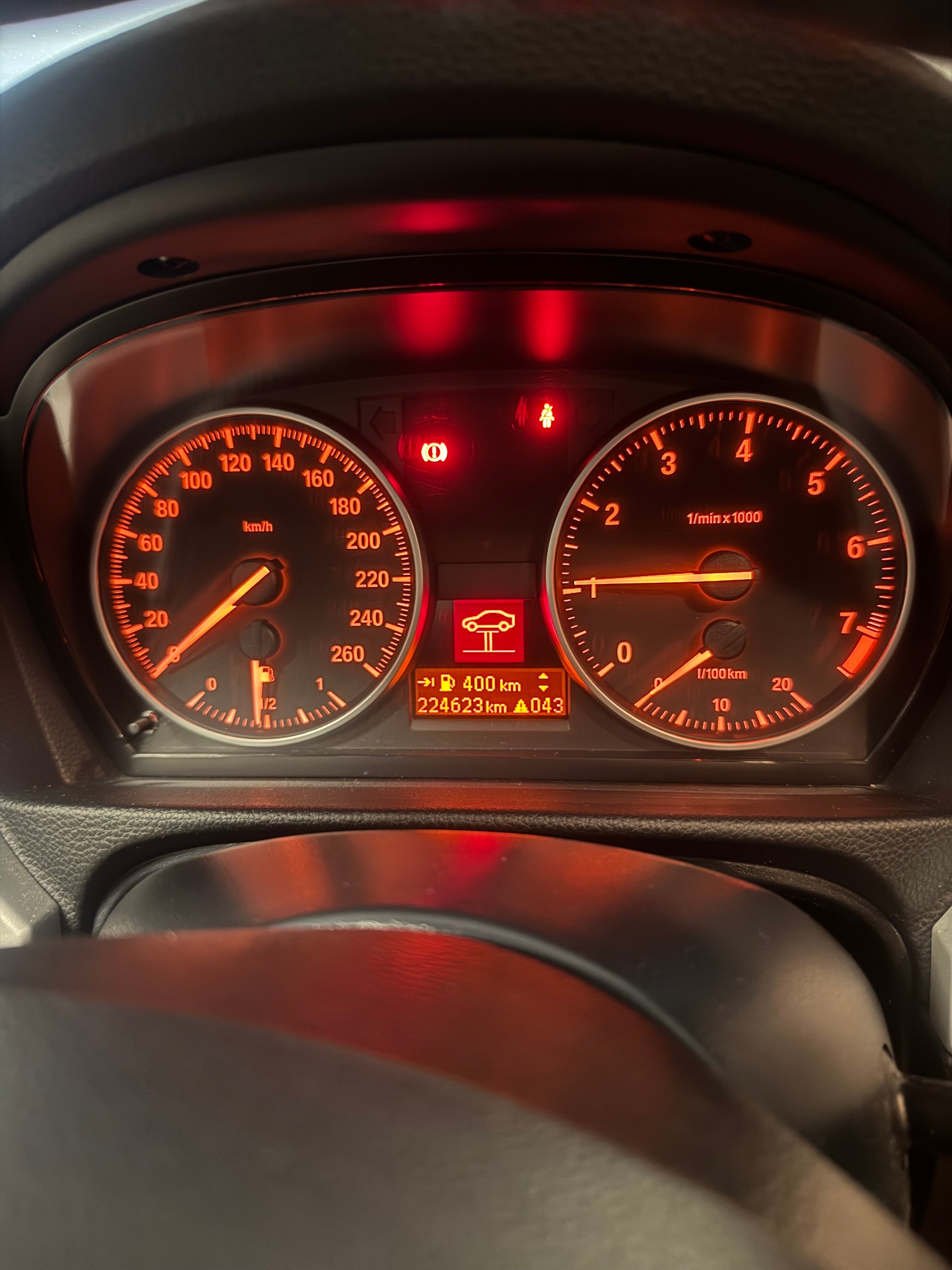 BMW 320i-image-5