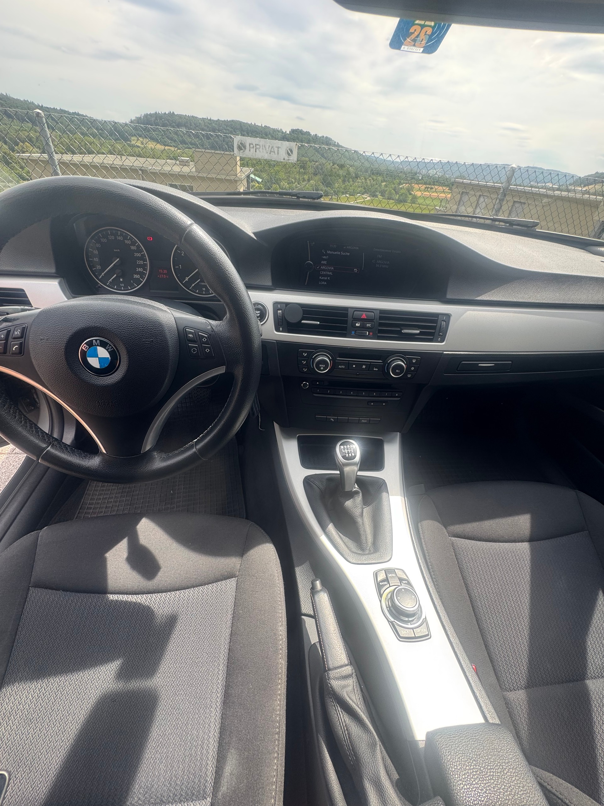 BMW 320i-image-3