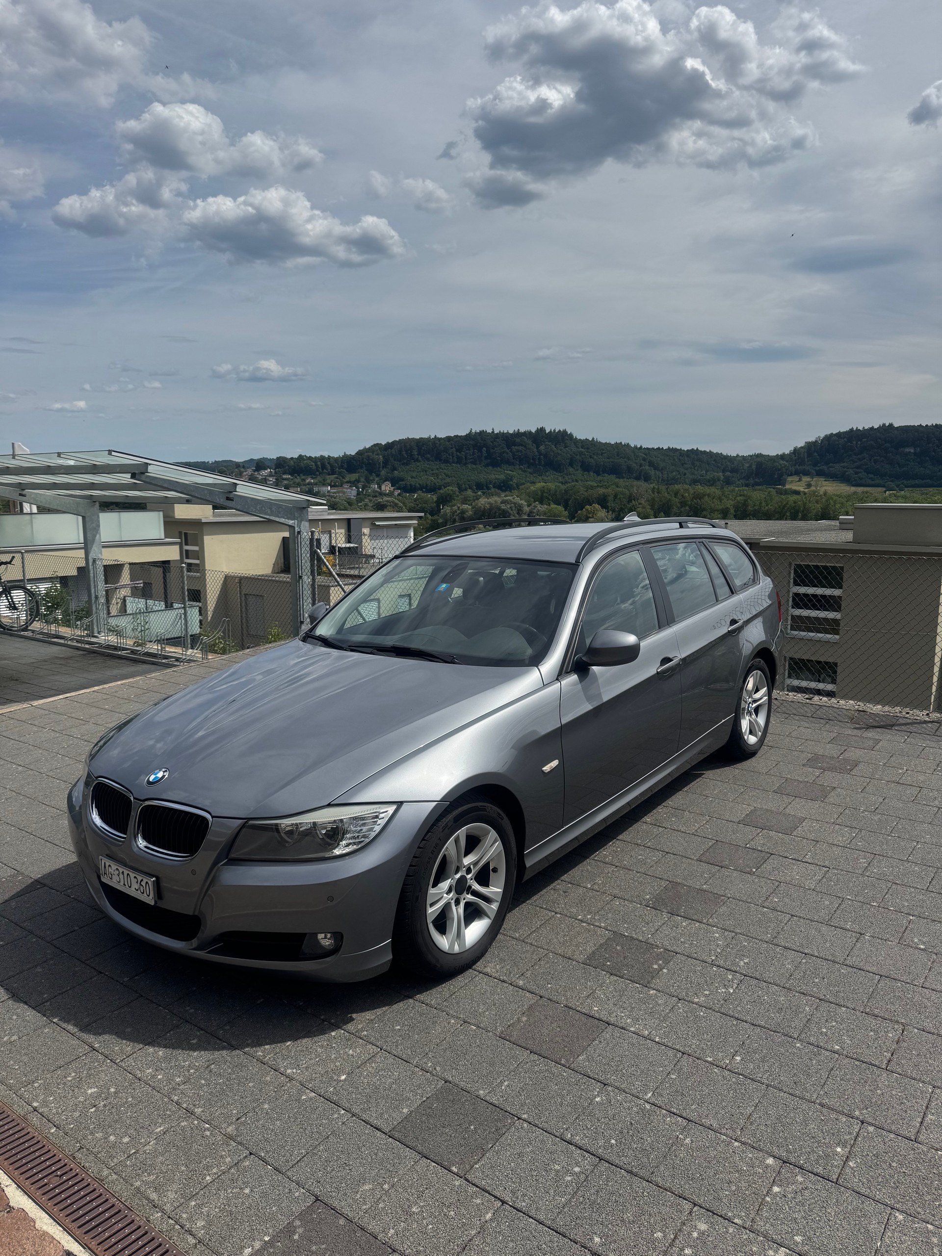 BMW 320i-image-0