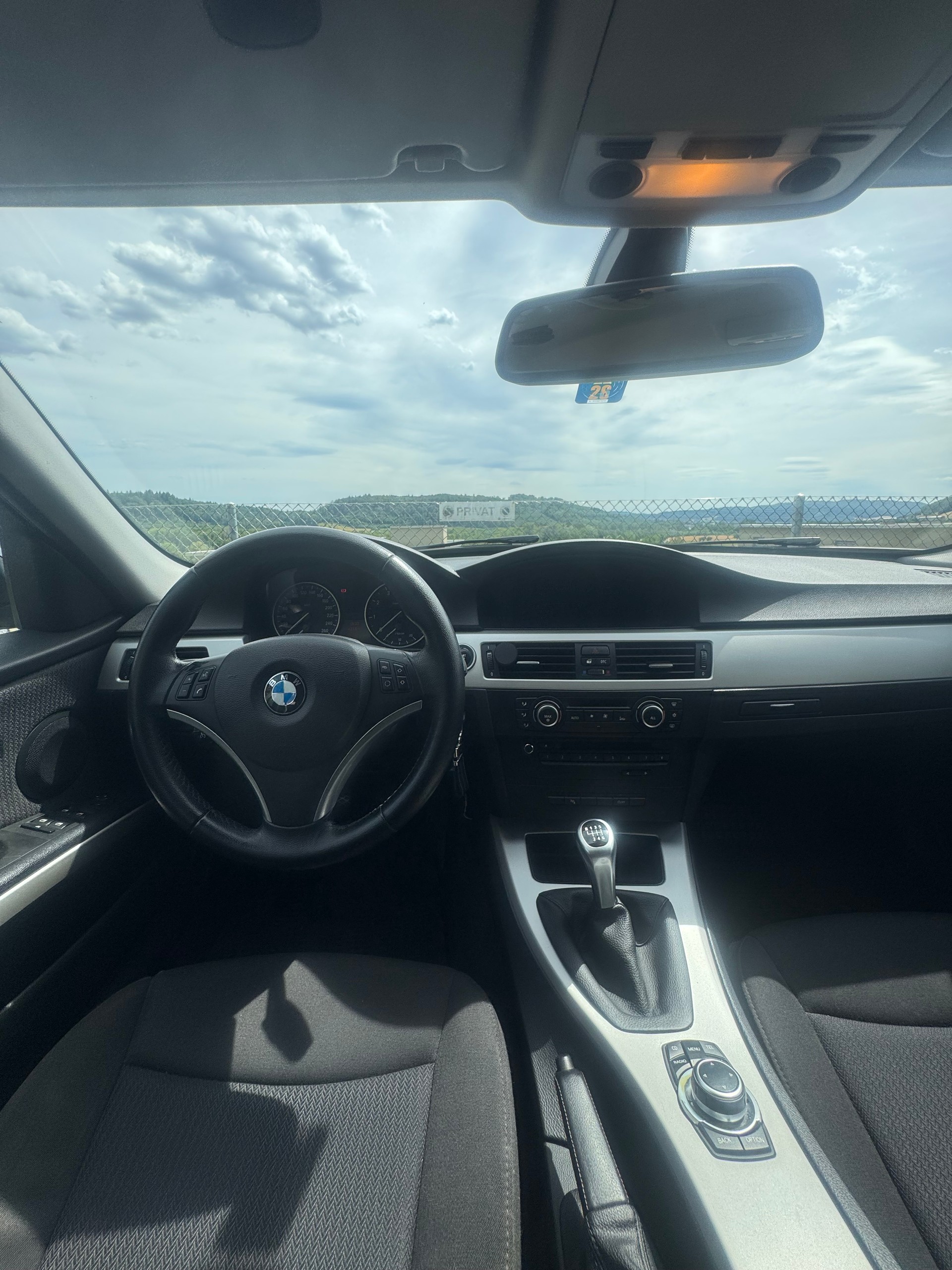 BMW 320i-image-1