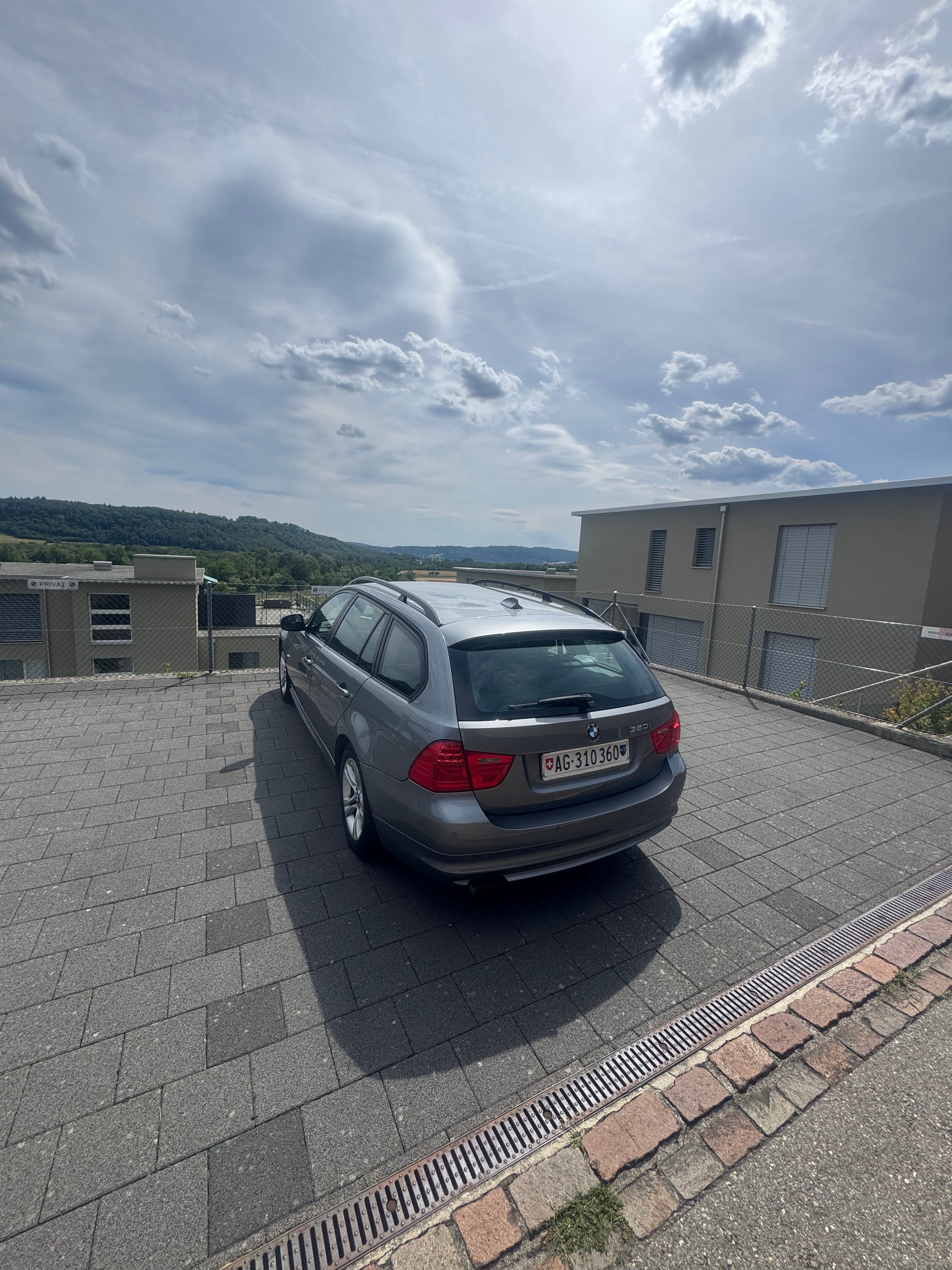 BMW 320i-image-2