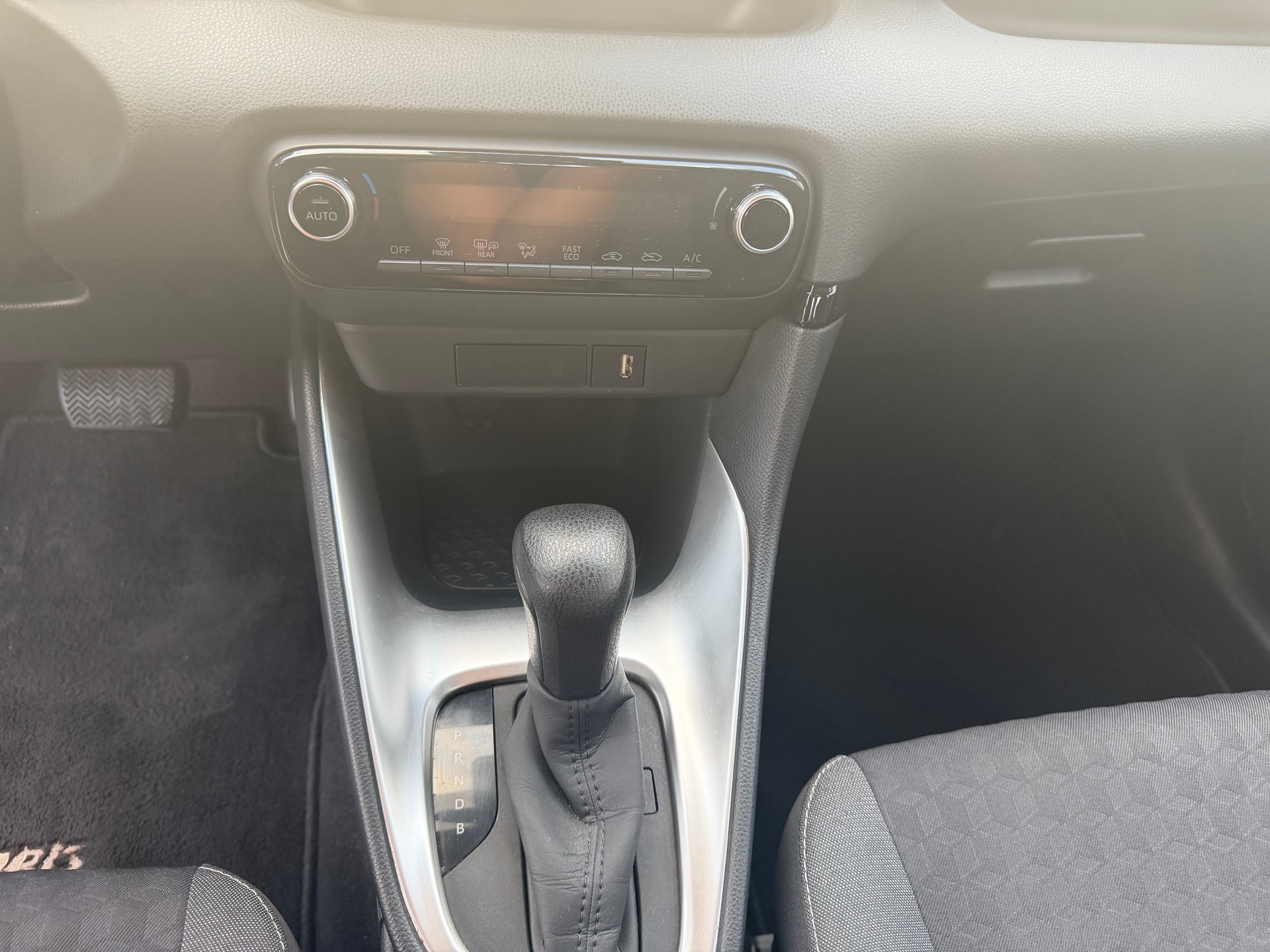 TOYOTA Yaris 1.5 Comfort e-CVT-image-12