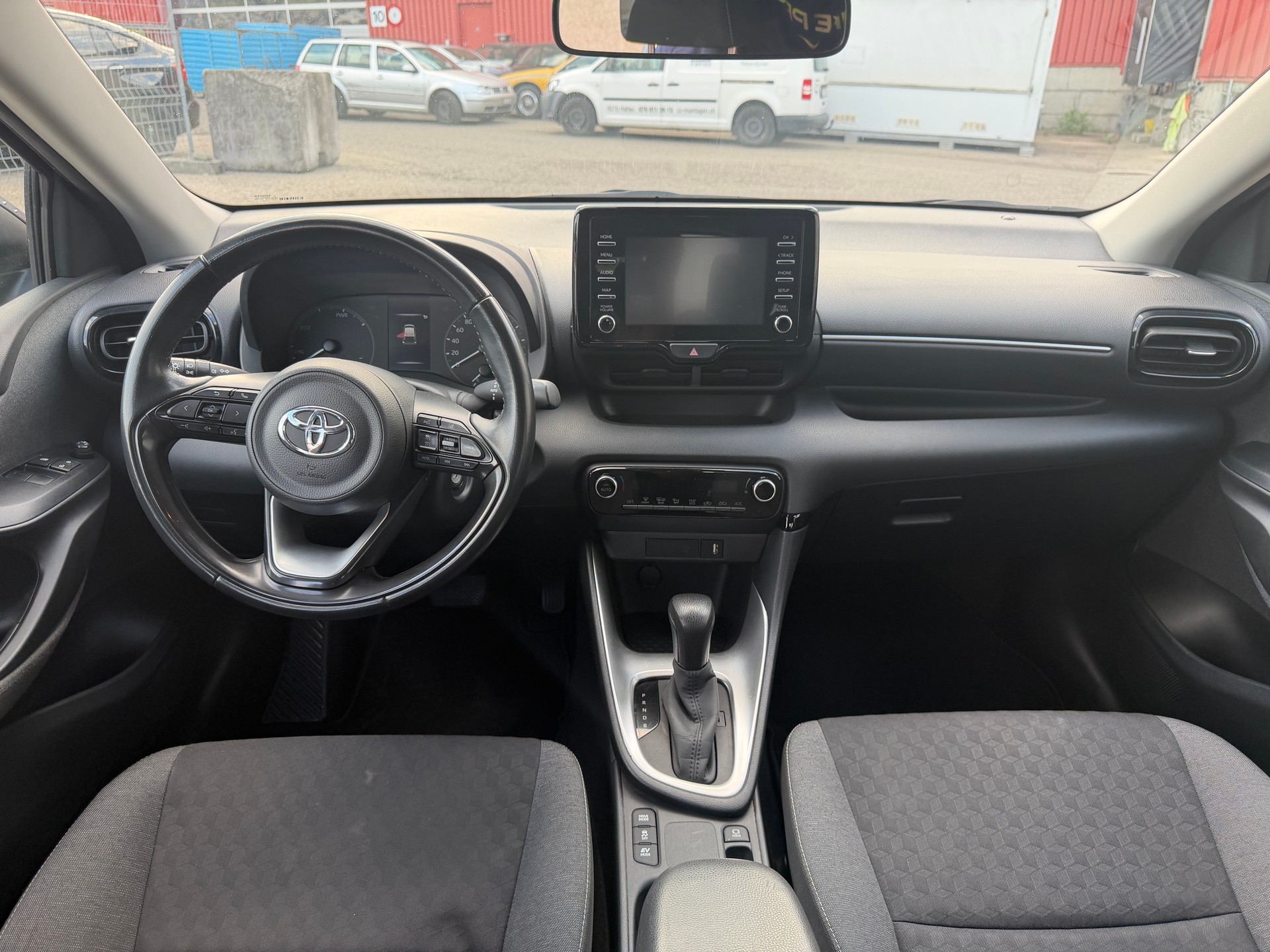 TOYOTA Yaris 1.5 Comfort e-CVT-image-3