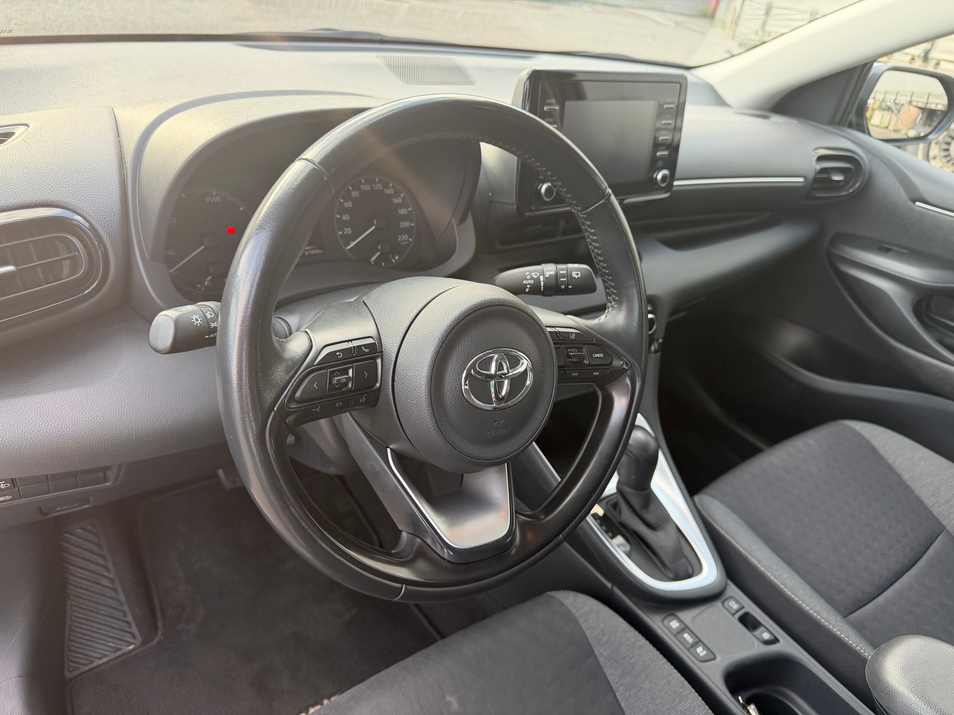TOYOTA Yaris 1.5 Comfort e-CVT-image-13