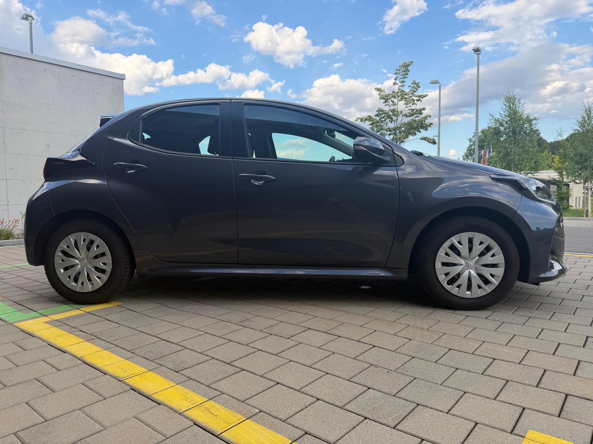TOYOTA Yaris 1.5 Comfort e-CVT-image-2