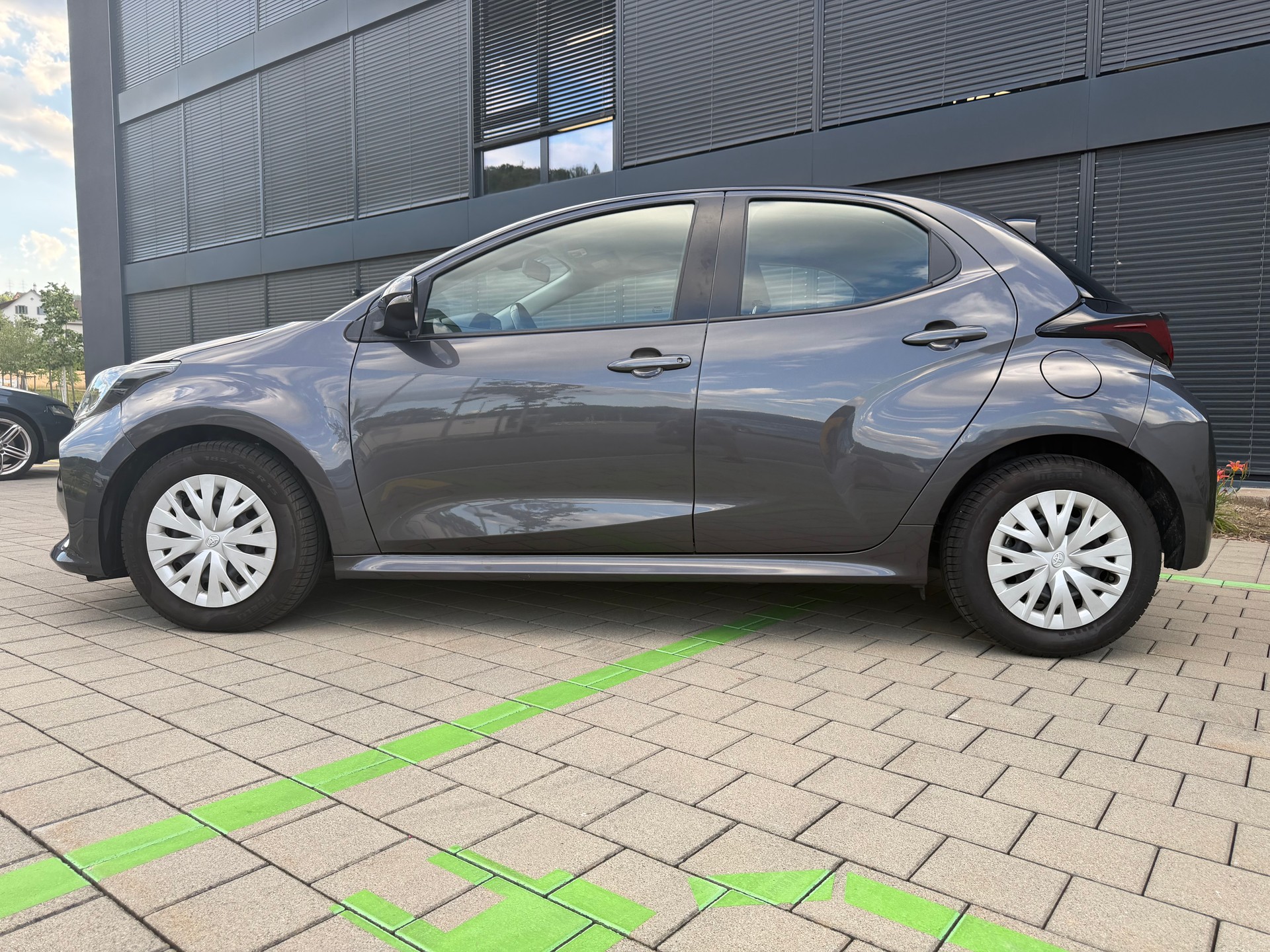 TOYOTA Yaris 1.5 Comfort e-CVT-image-1