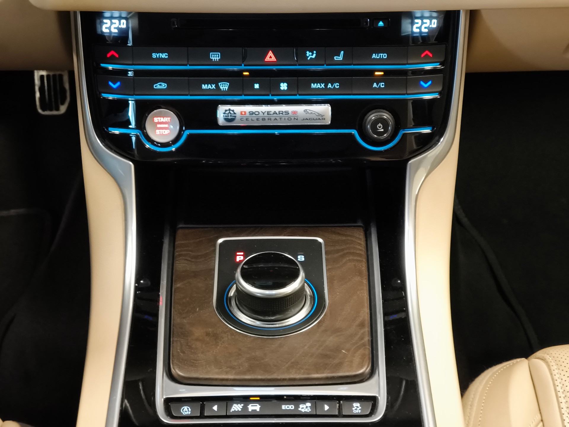JAGUAR XF 25d Portfolio AWD Automatic-image-17