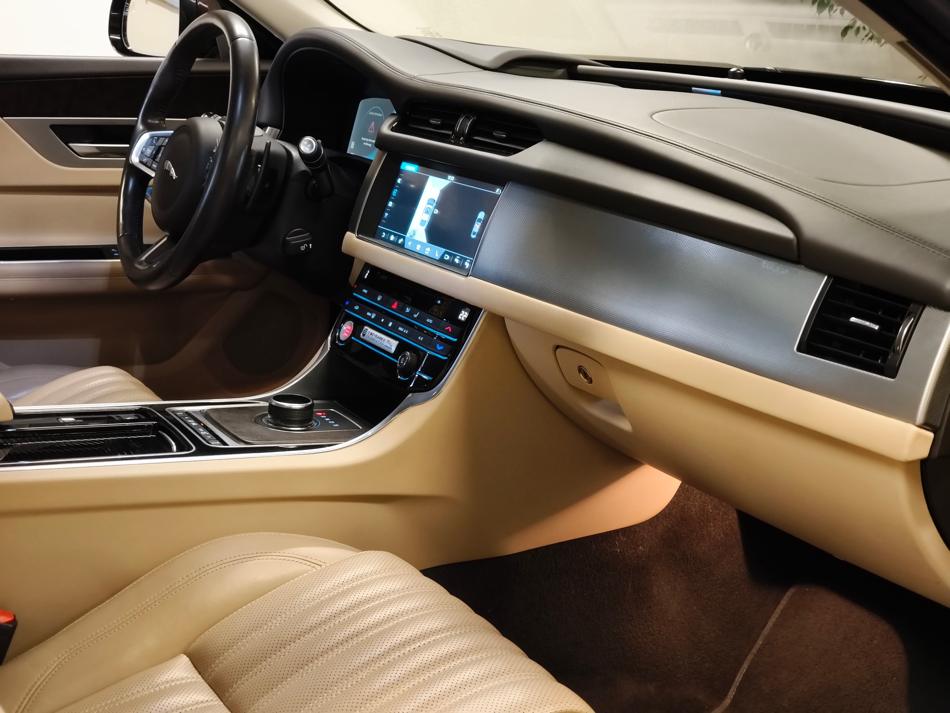 JAGUAR XF 25d Portfolio AWD Automatic-image-25