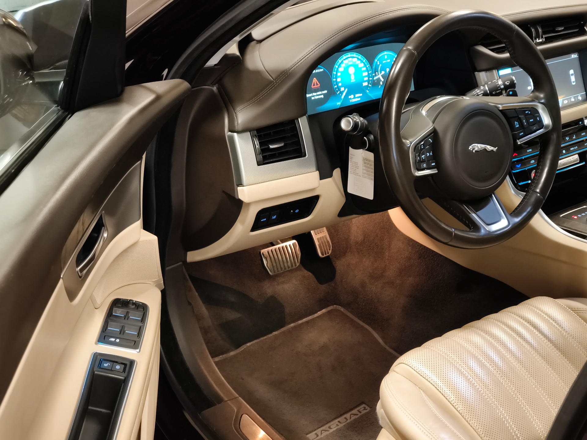 JAGUAR XF 25d Portfolio AWD Automatic-image-14