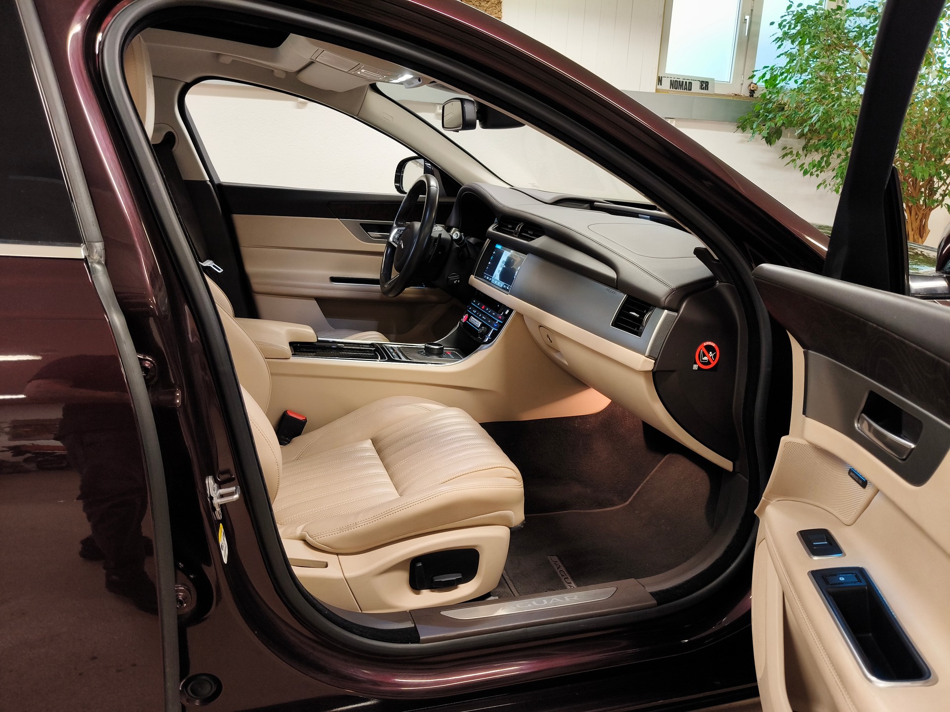JAGUAR XF 25d Portfolio AWD Automatic-image-23