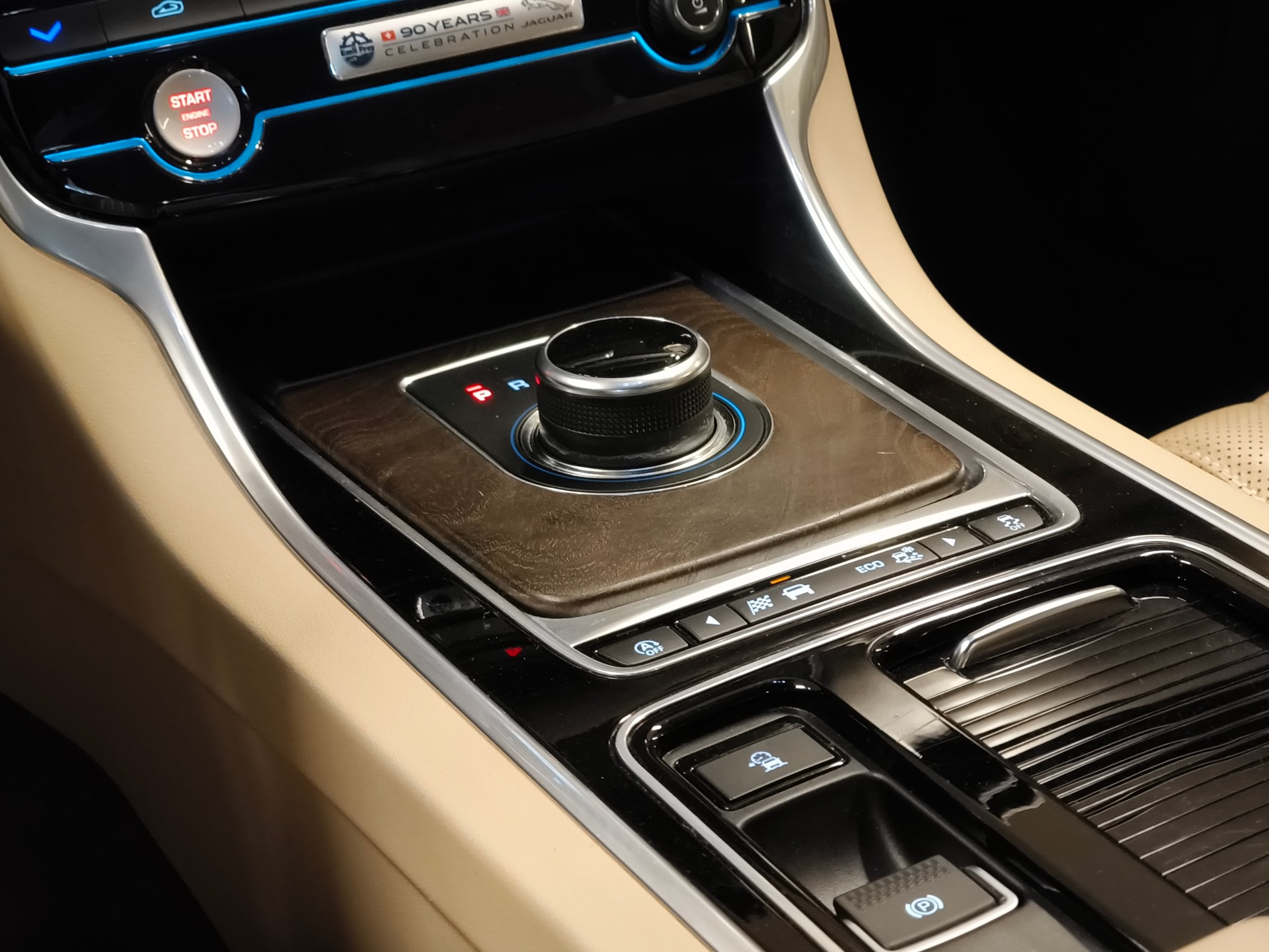 JAGUAR XF 25d Portfolio AWD Automatic-image-16
