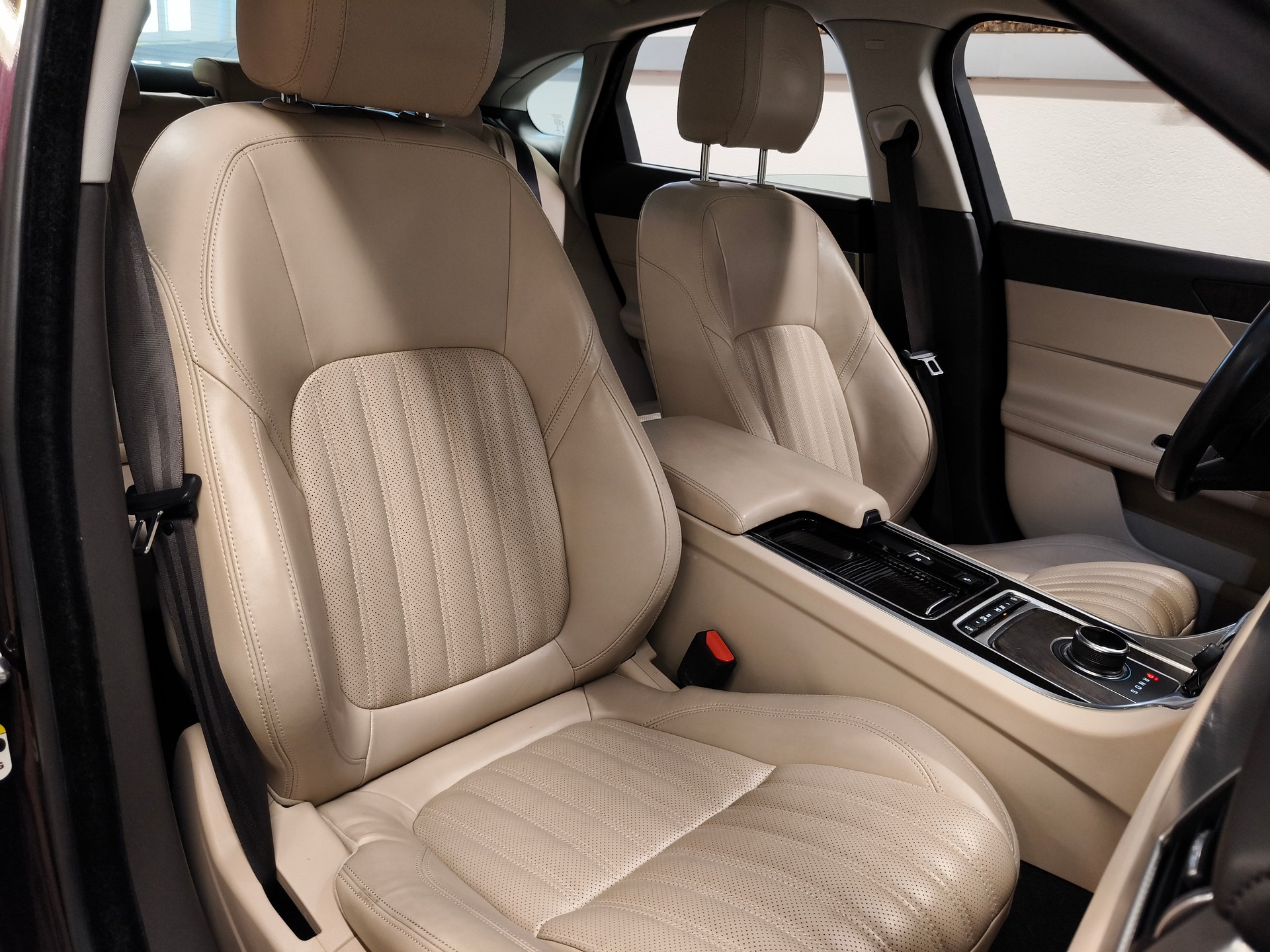 JAGUAR XF 25d Portfolio AWD Automatic-image-24