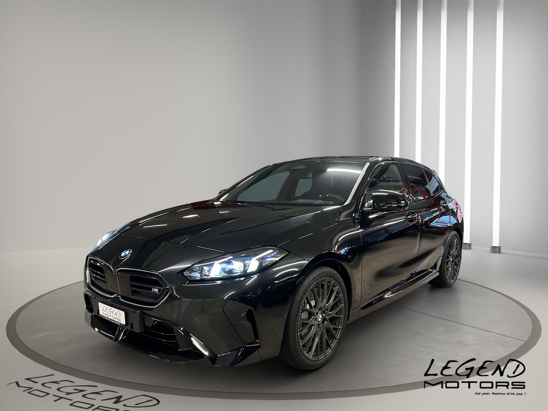 BMW M135 xDrive-showroom-element-2