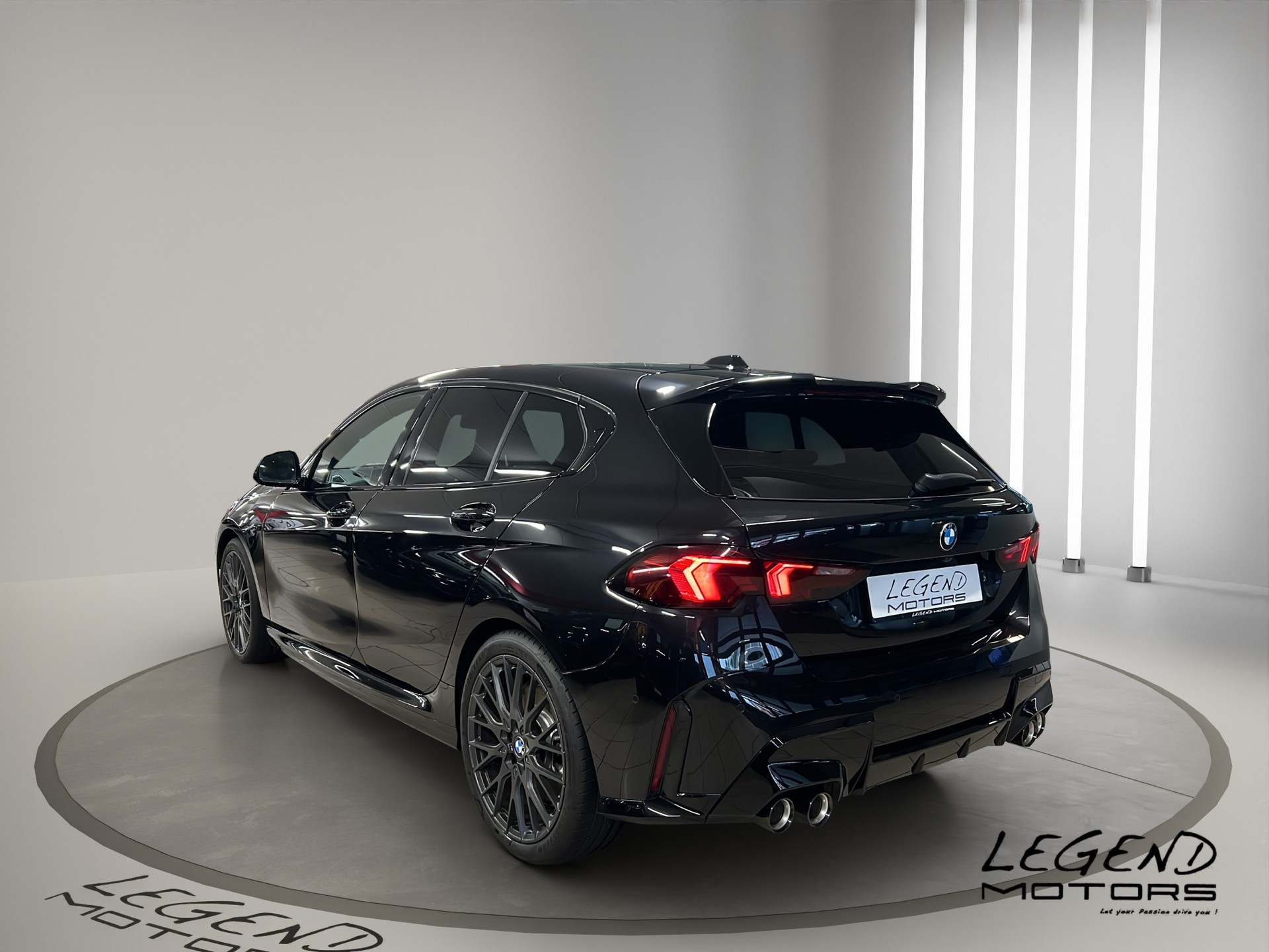 BMW M135 xDrive-showroom-element-3