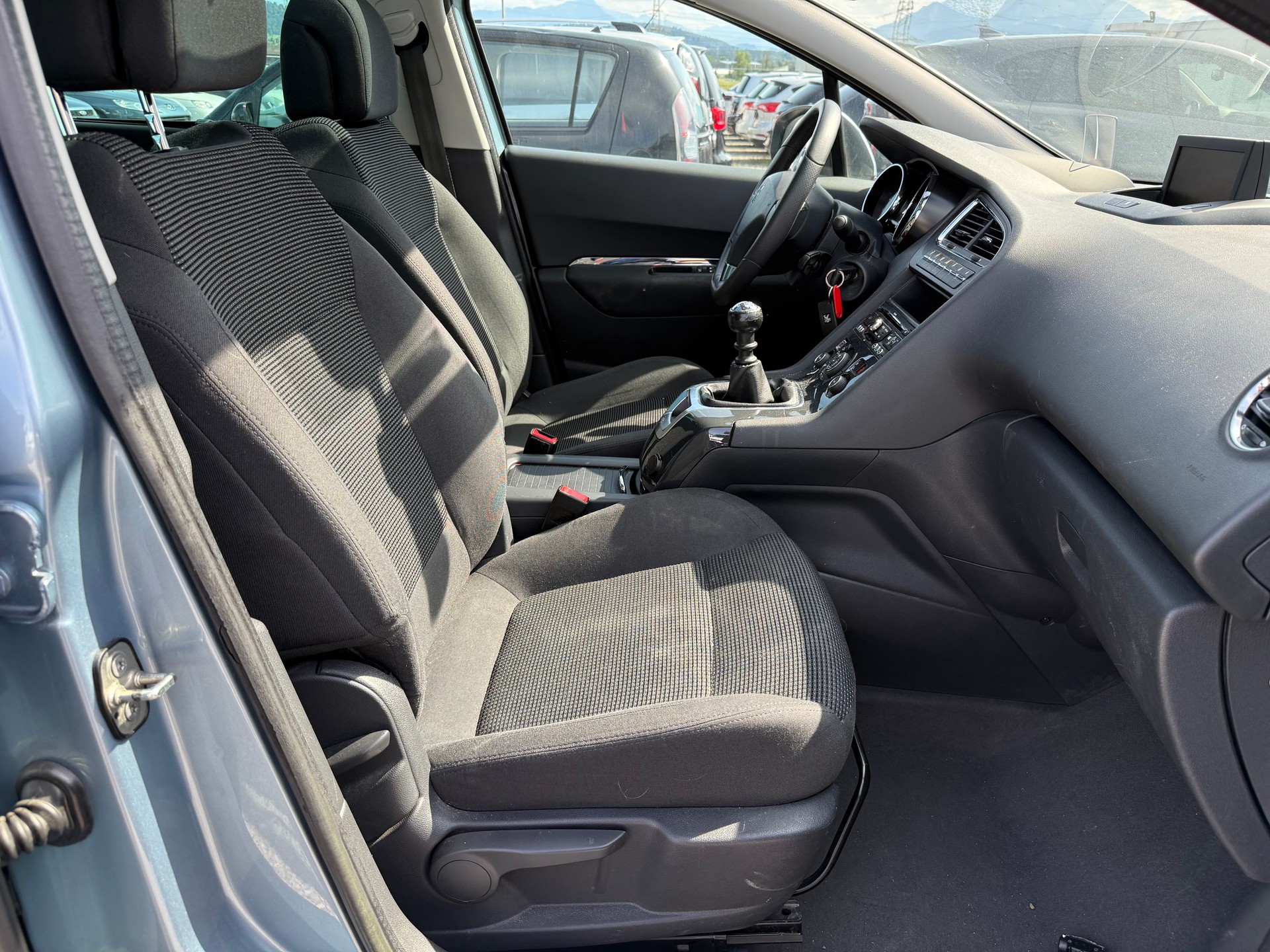 PEUGEOT 5008 1.6 16V T Family-image-6