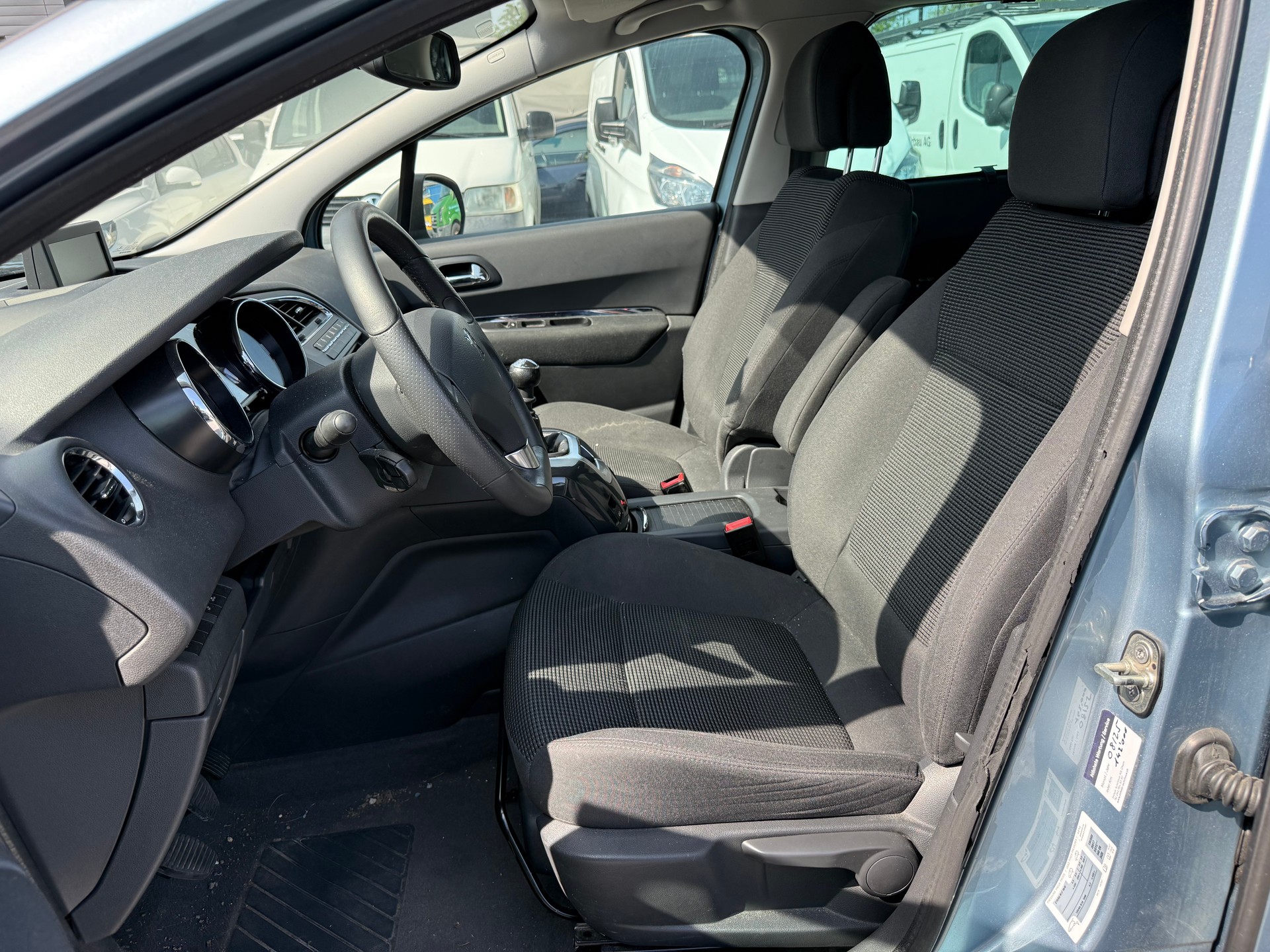 PEUGEOT 5008 1.6 16V T Family-image-11