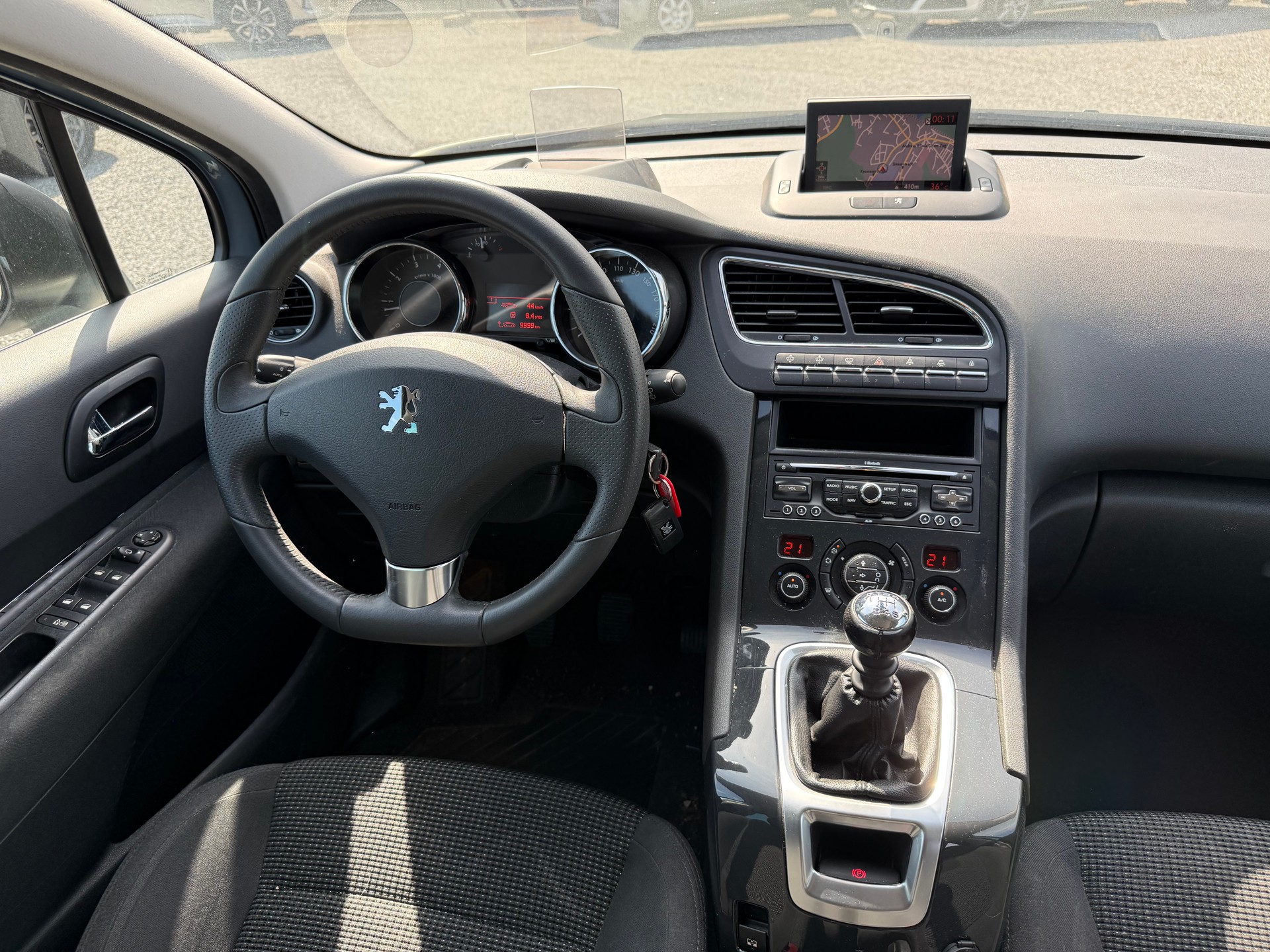 PEUGEOT 5008 1.6 16V T Family-image-9