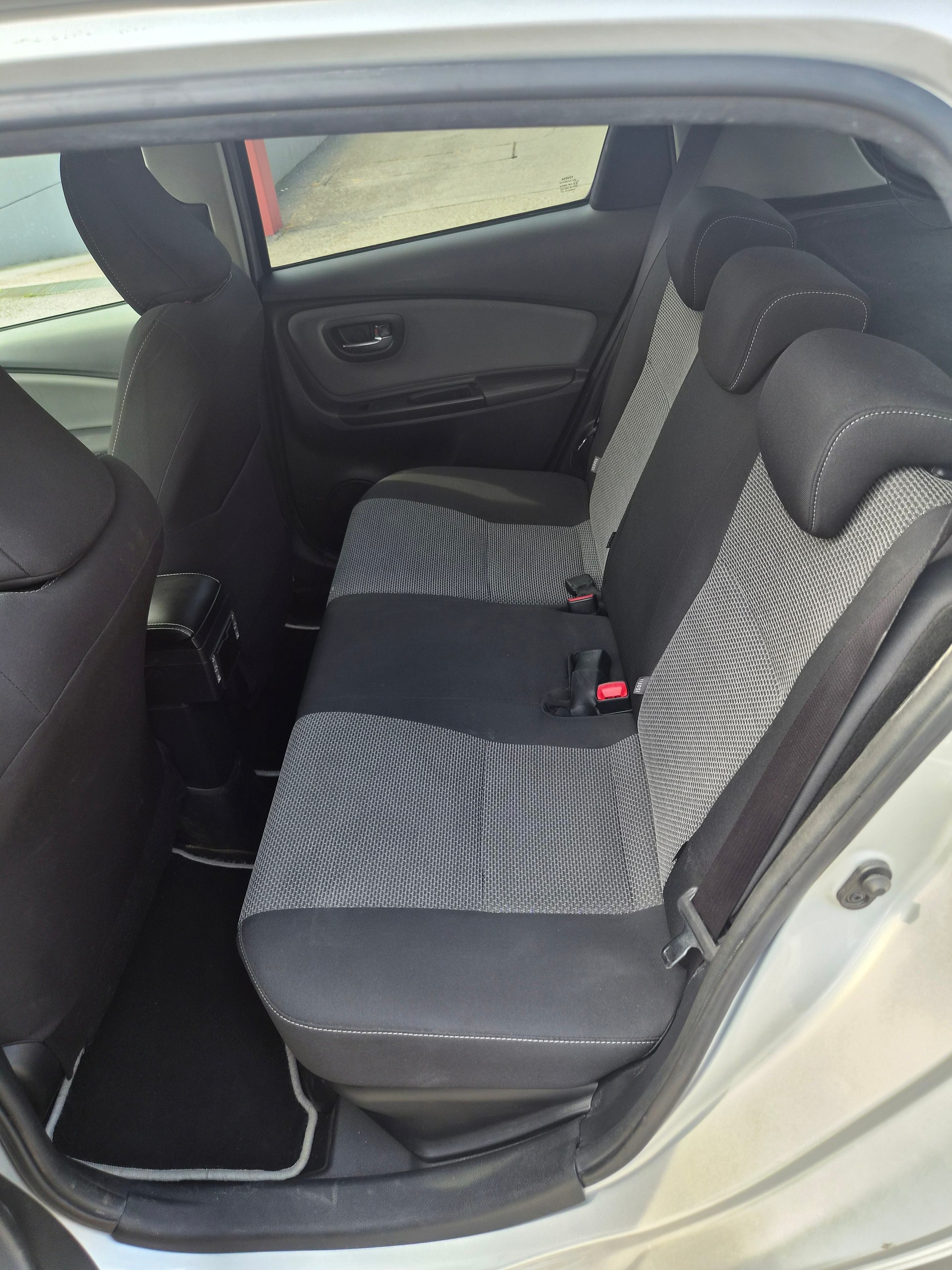 TOYOTA Yaris 1.5 VVT-i Hybrid Trend e-CVT-image-10