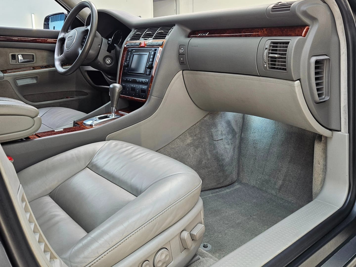 AUDI A8-image-3