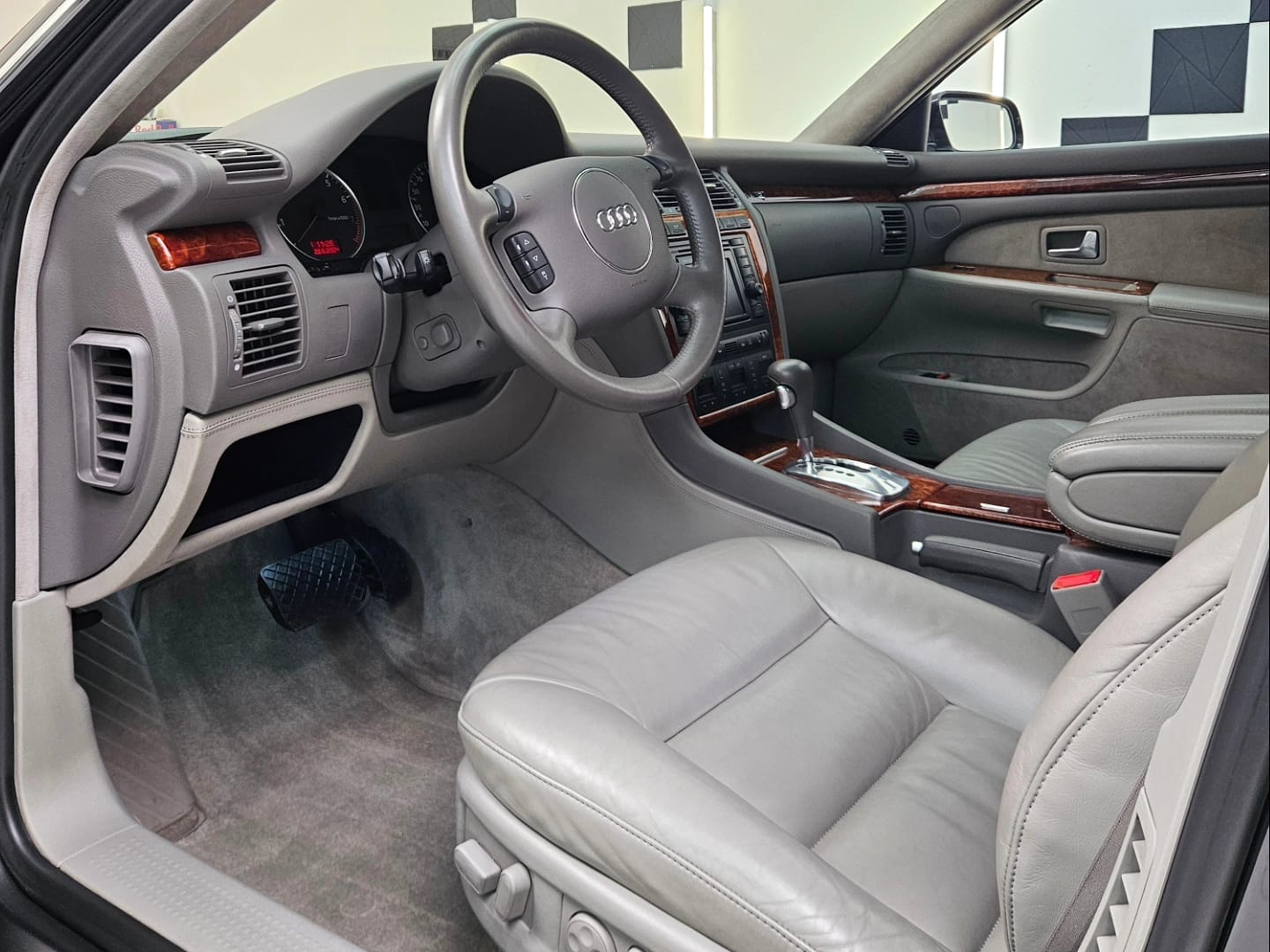 AUDI A8-image-2
