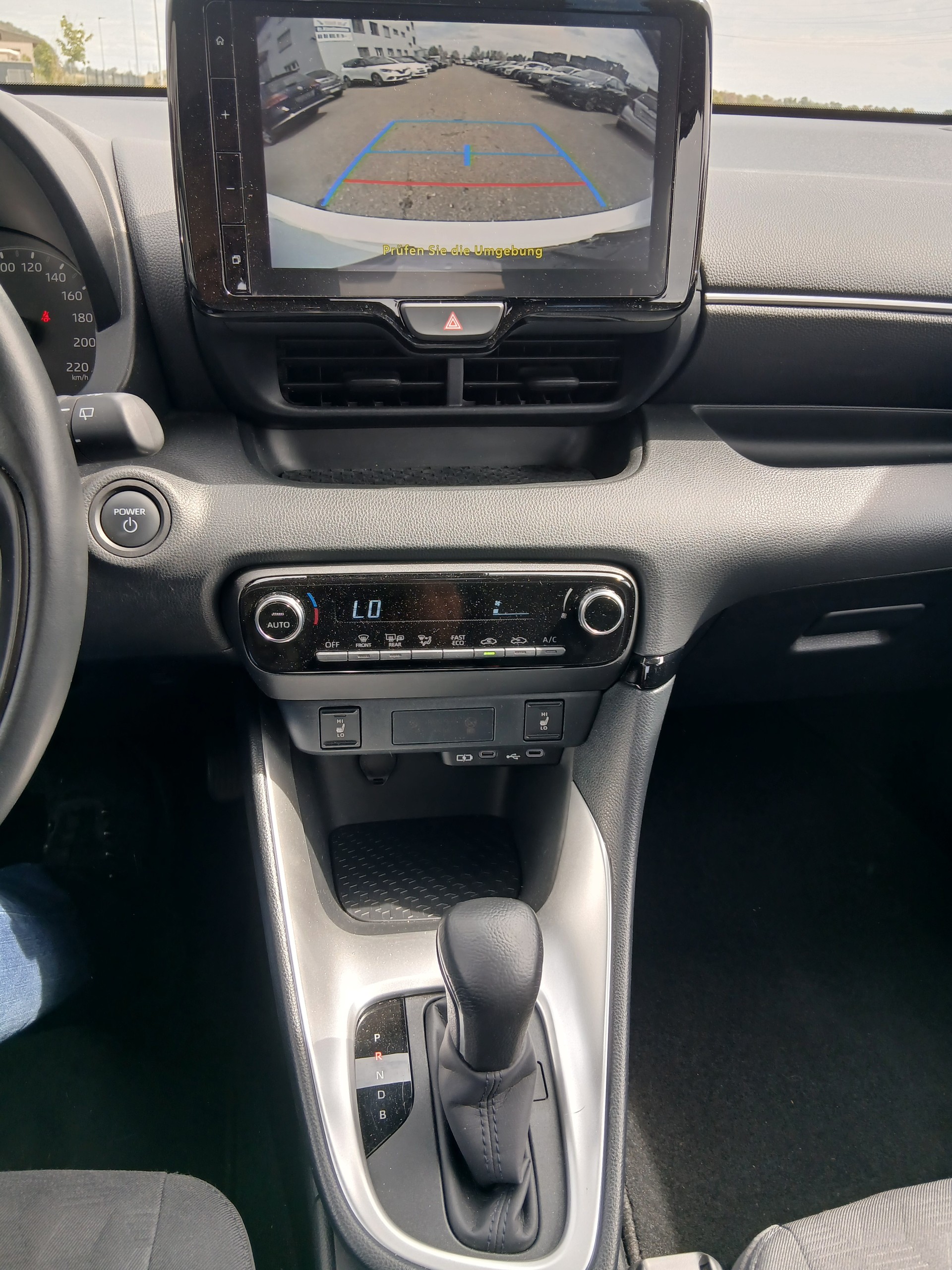 TOYOTA Yaris 1.5 Premium e-CVT-image-6