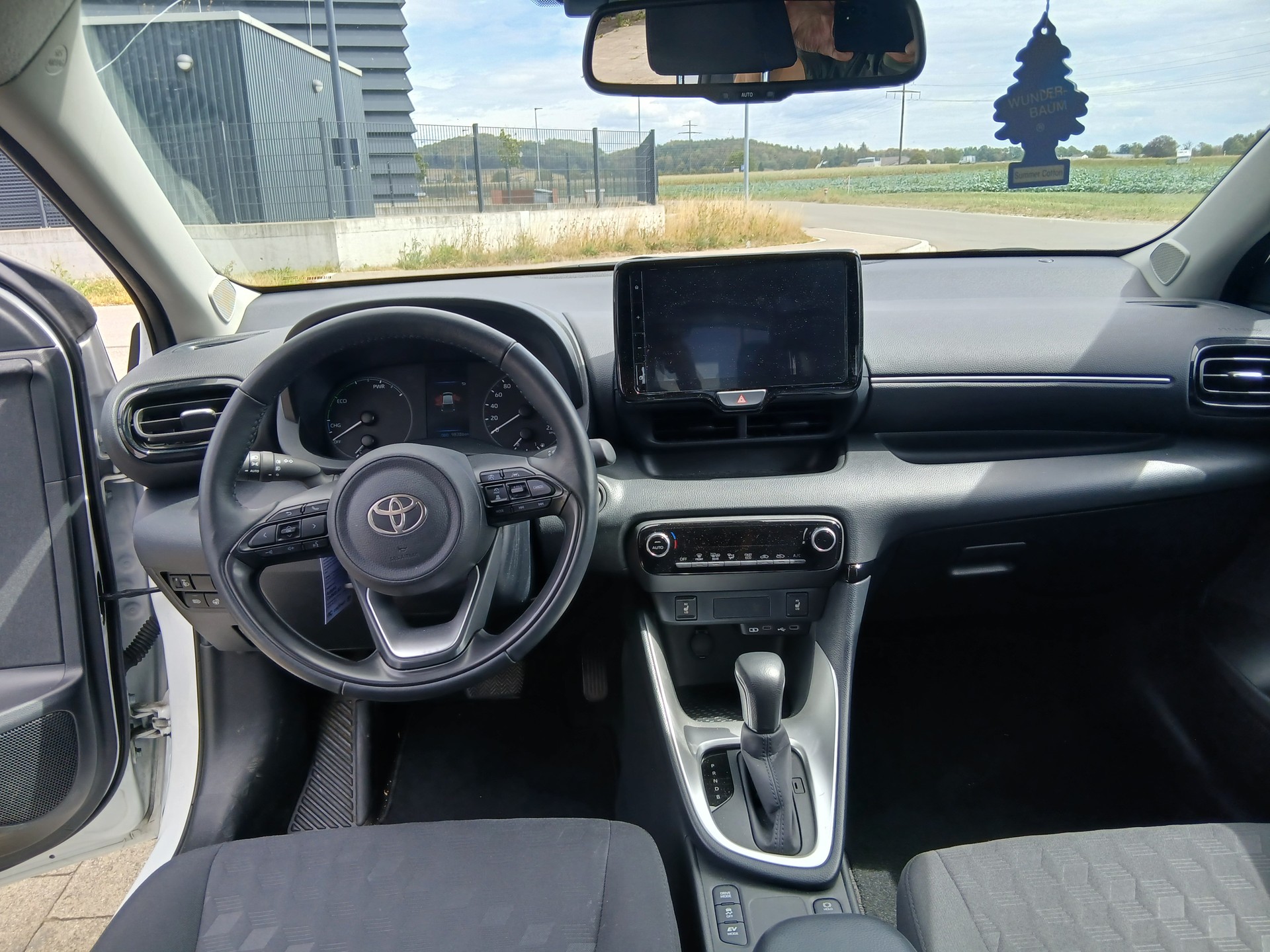 TOYOTA Yaris 1.5 Premium e-CVT-image-9