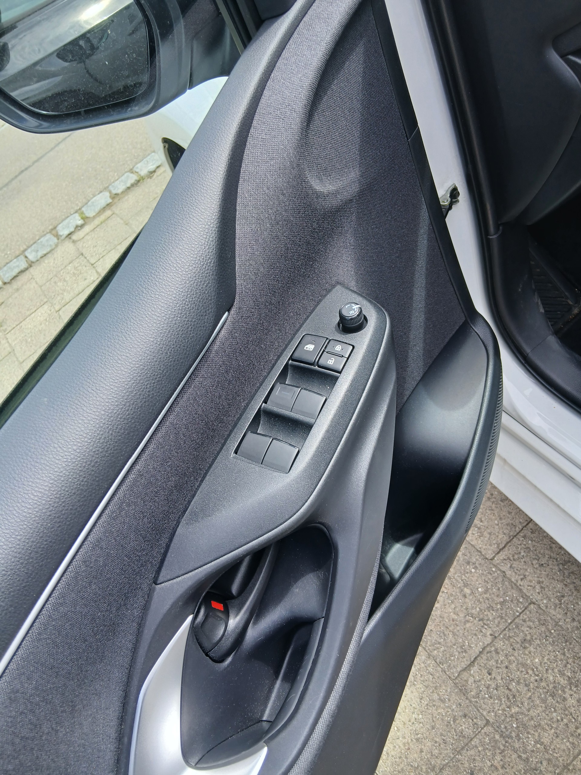 TOYOTA Yaris 1.5 Premium e-CVT-image-11