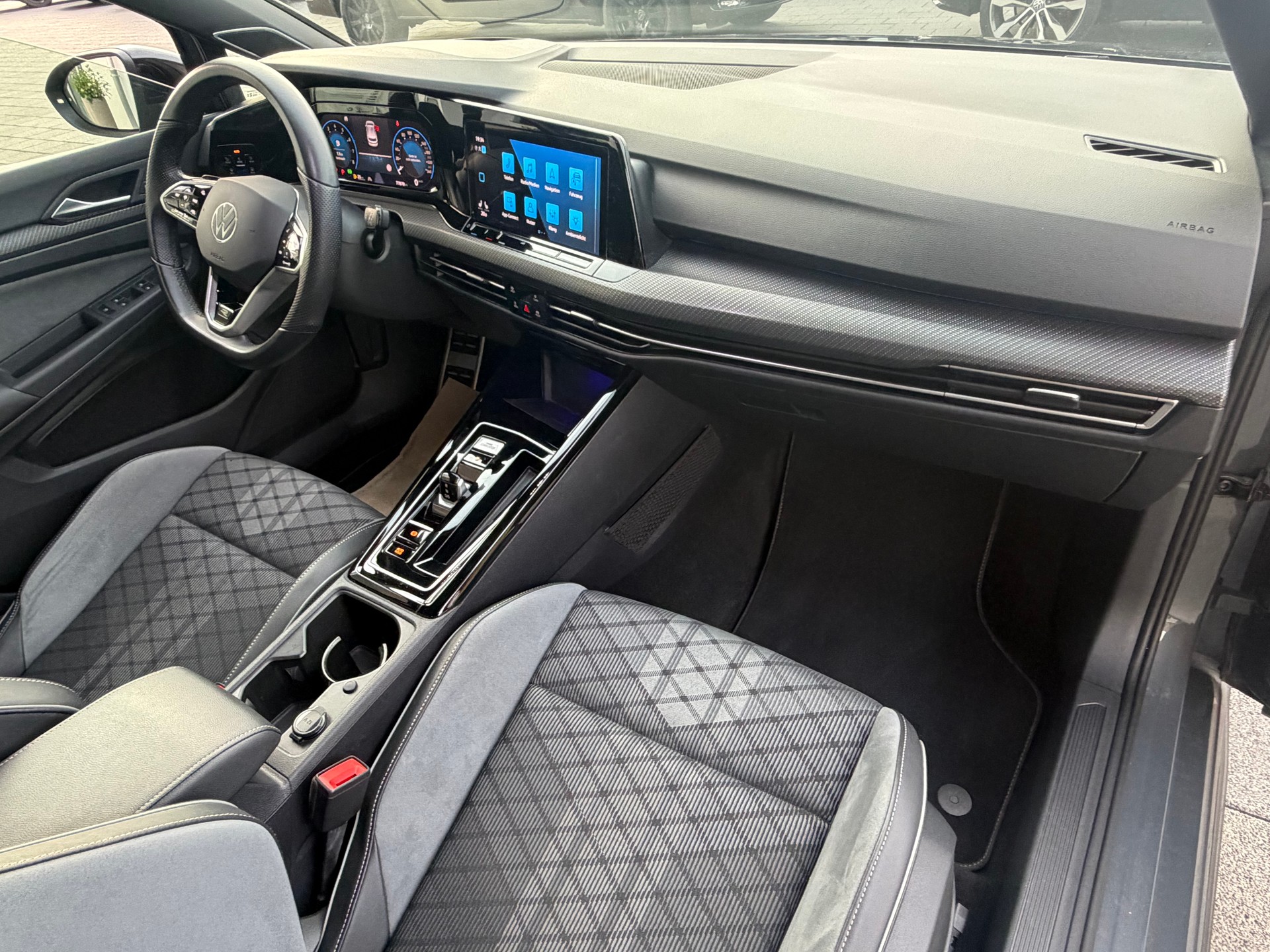 VW Golf 1.5 eTSI mHEV ACT R-Line 75 Edition DSG-image-13