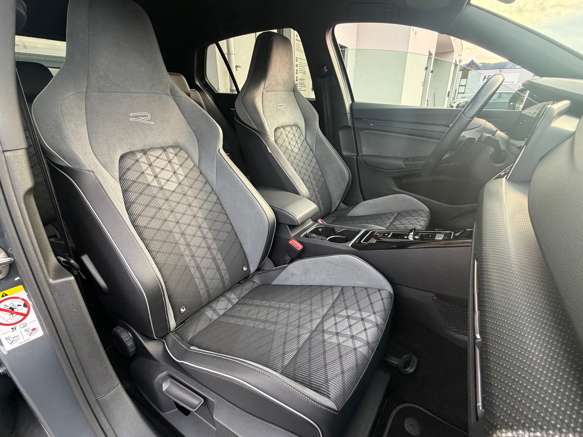 VW Golf 1.5 eTSI mHEV ACT R-Line 75 Edition DSG-image-12