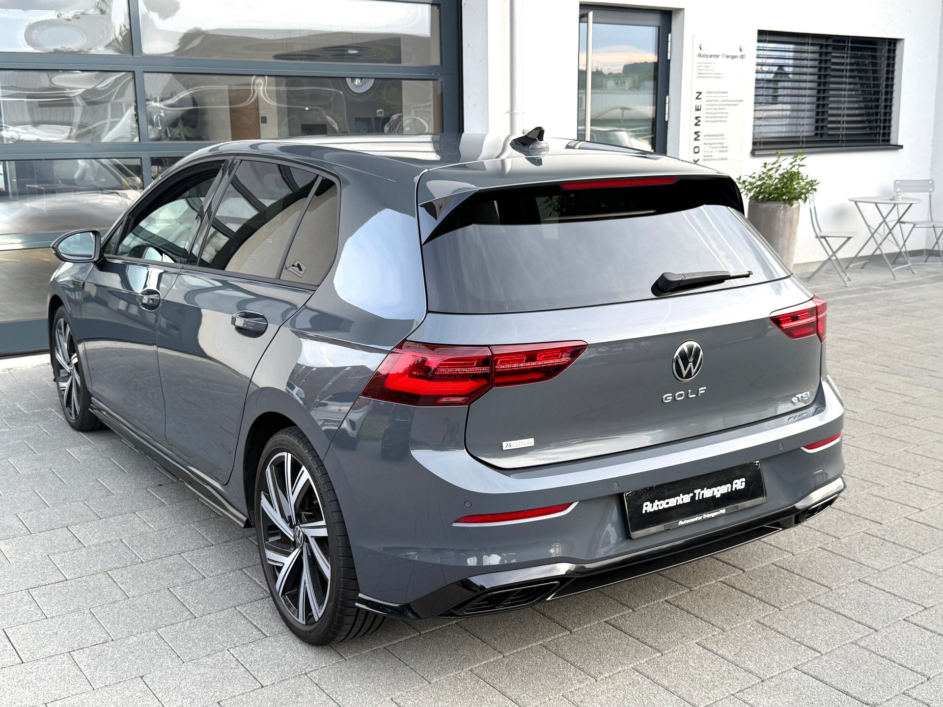 VW Golf 1.5 eTSI mHEV ACT R-Line 75 Edition DSG-image-5