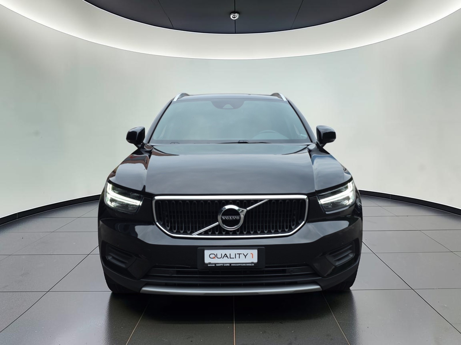 VOLVO XC40 T3 Momentum-image-1