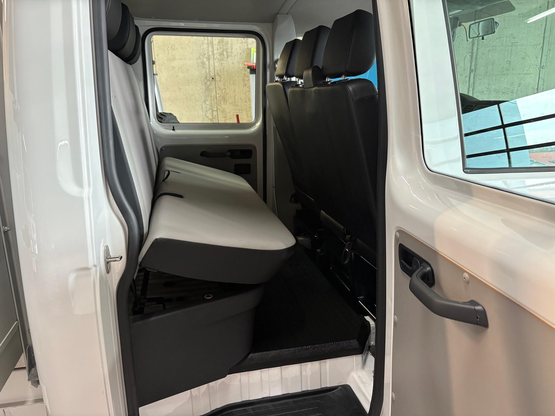 VW T6.1 2.0 TDI Doka 4Motion mit Alubrücke-image-8